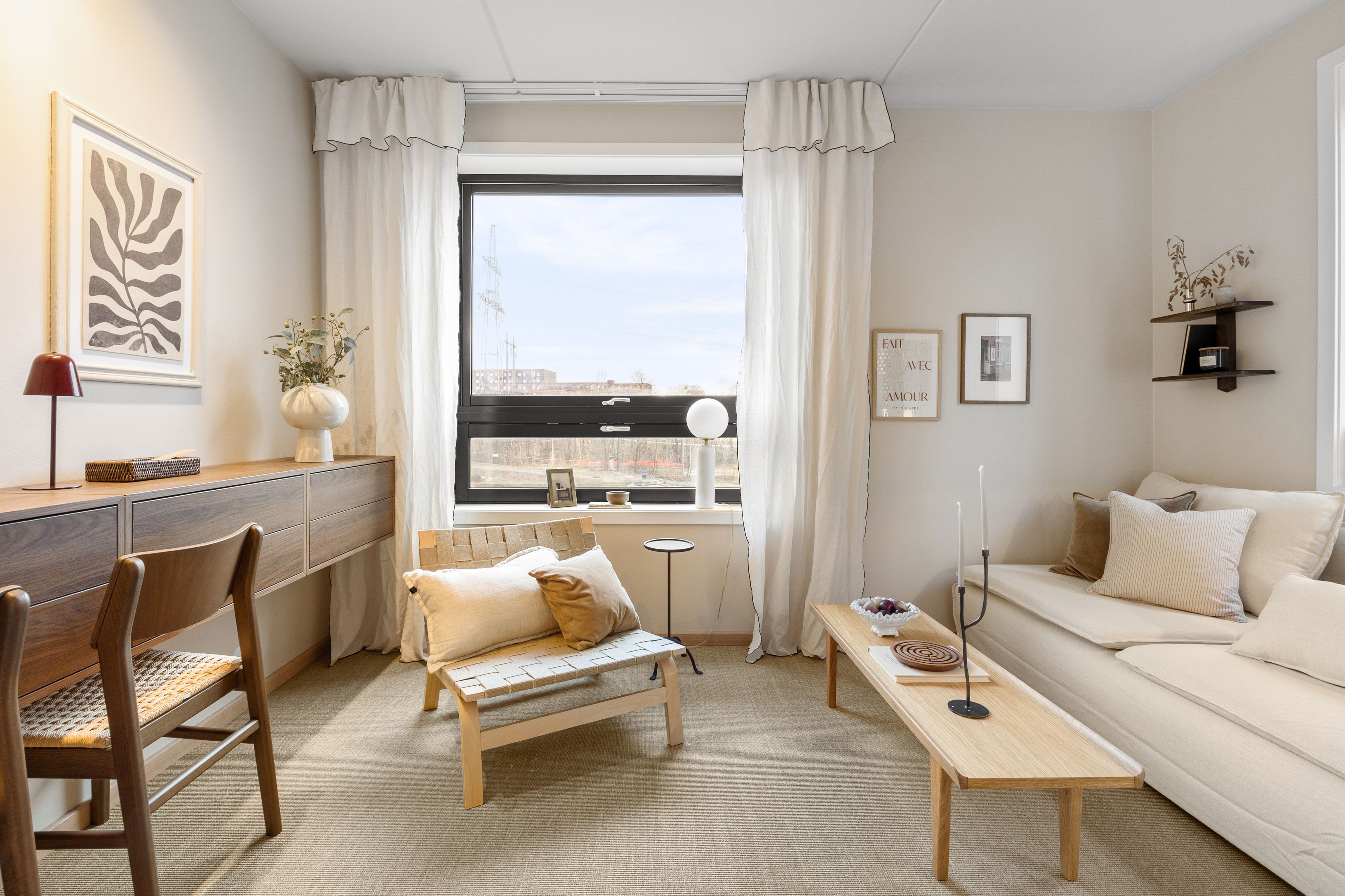 Stue med sofa og arbeidsbenk