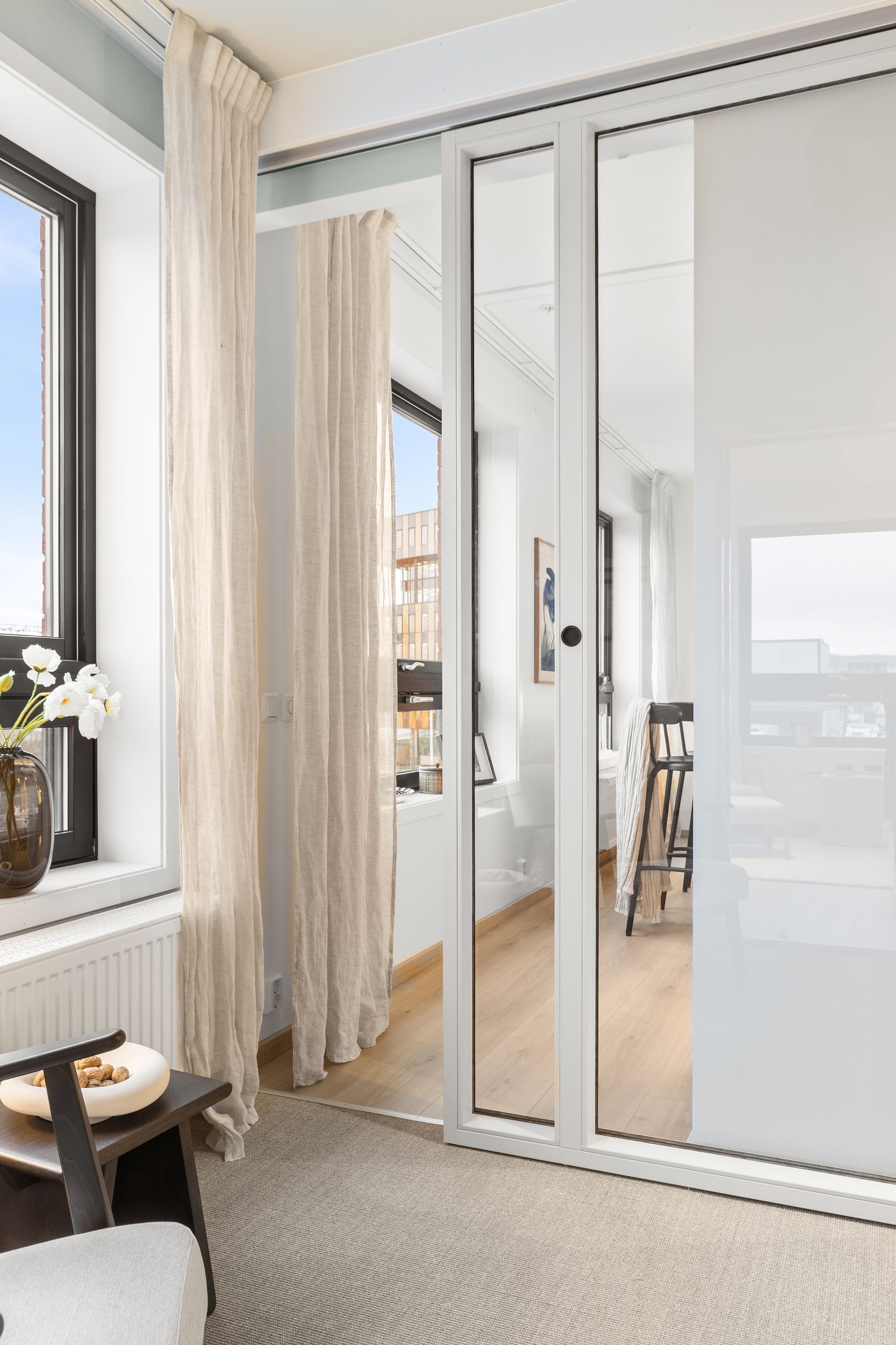 Skyvedør mellom stue og kjøkken