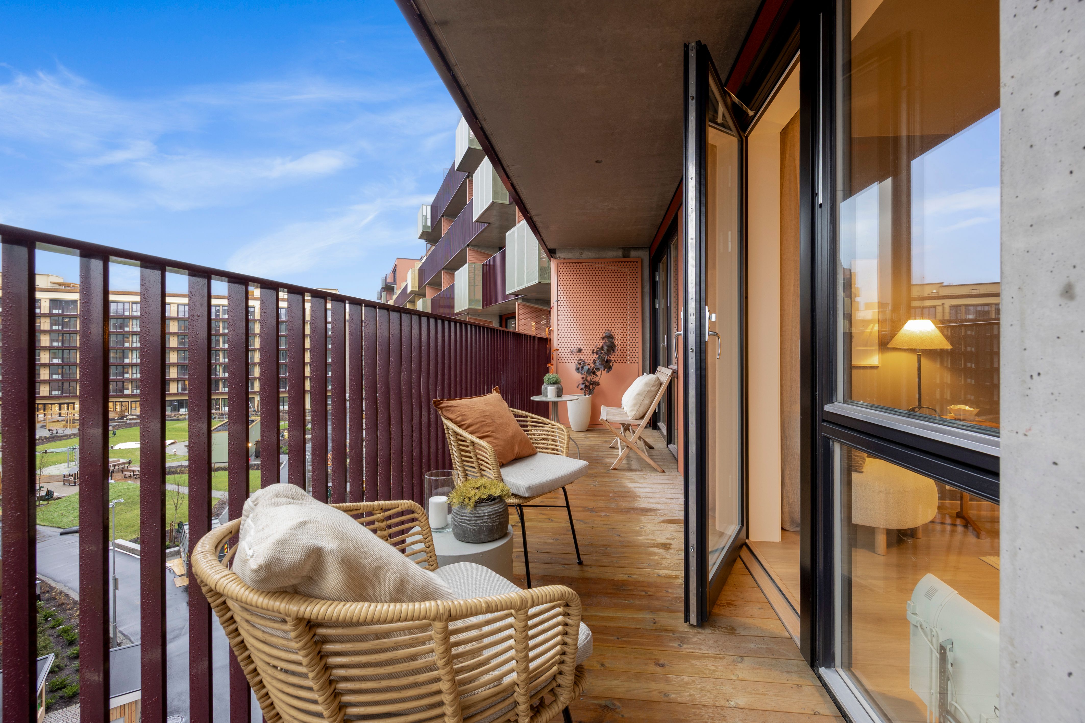 Balkong med to balkongstoler.