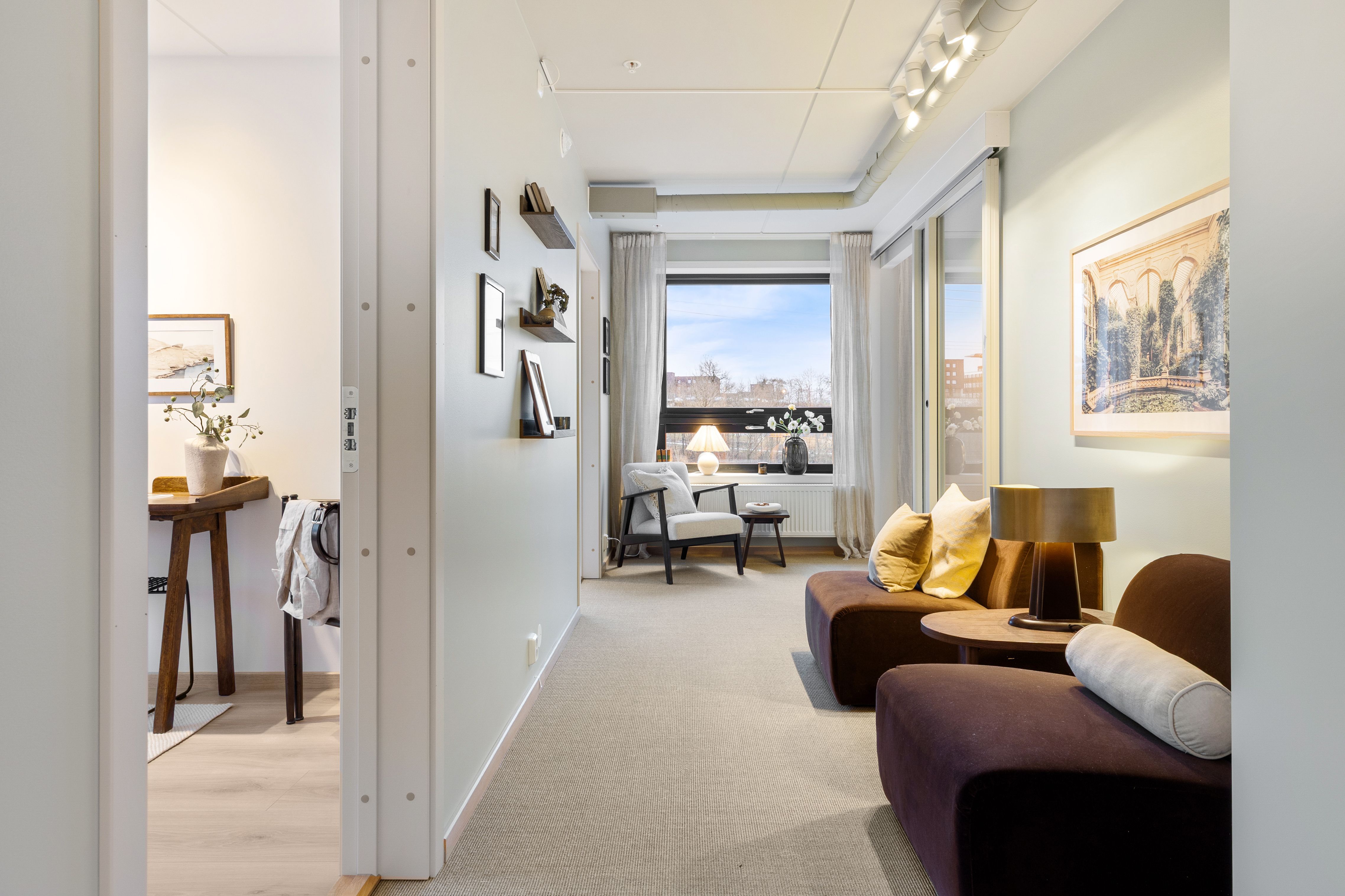 Stue med sittegruppe og dør inn til soverom