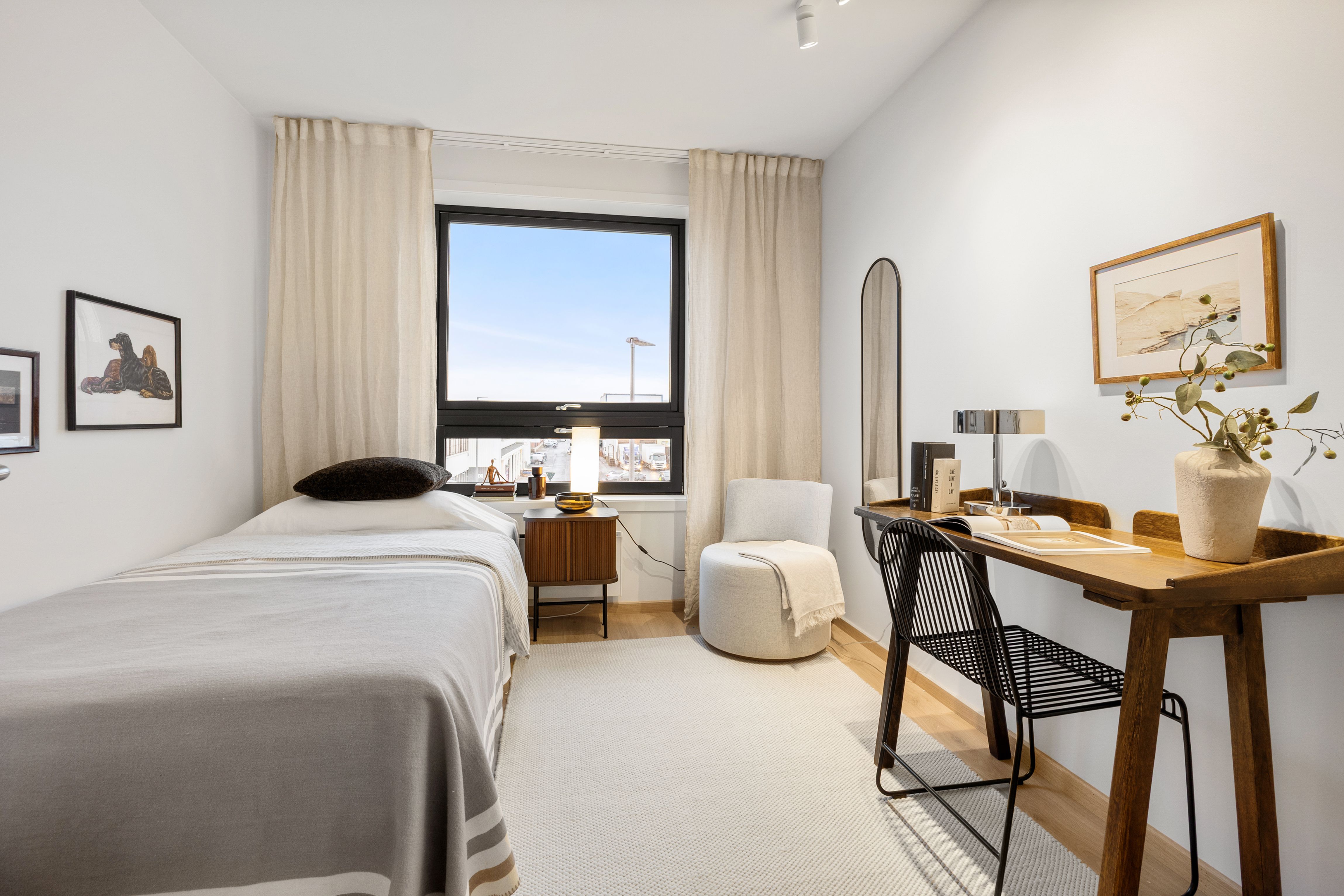 Soverom med skrivepult og stol. 