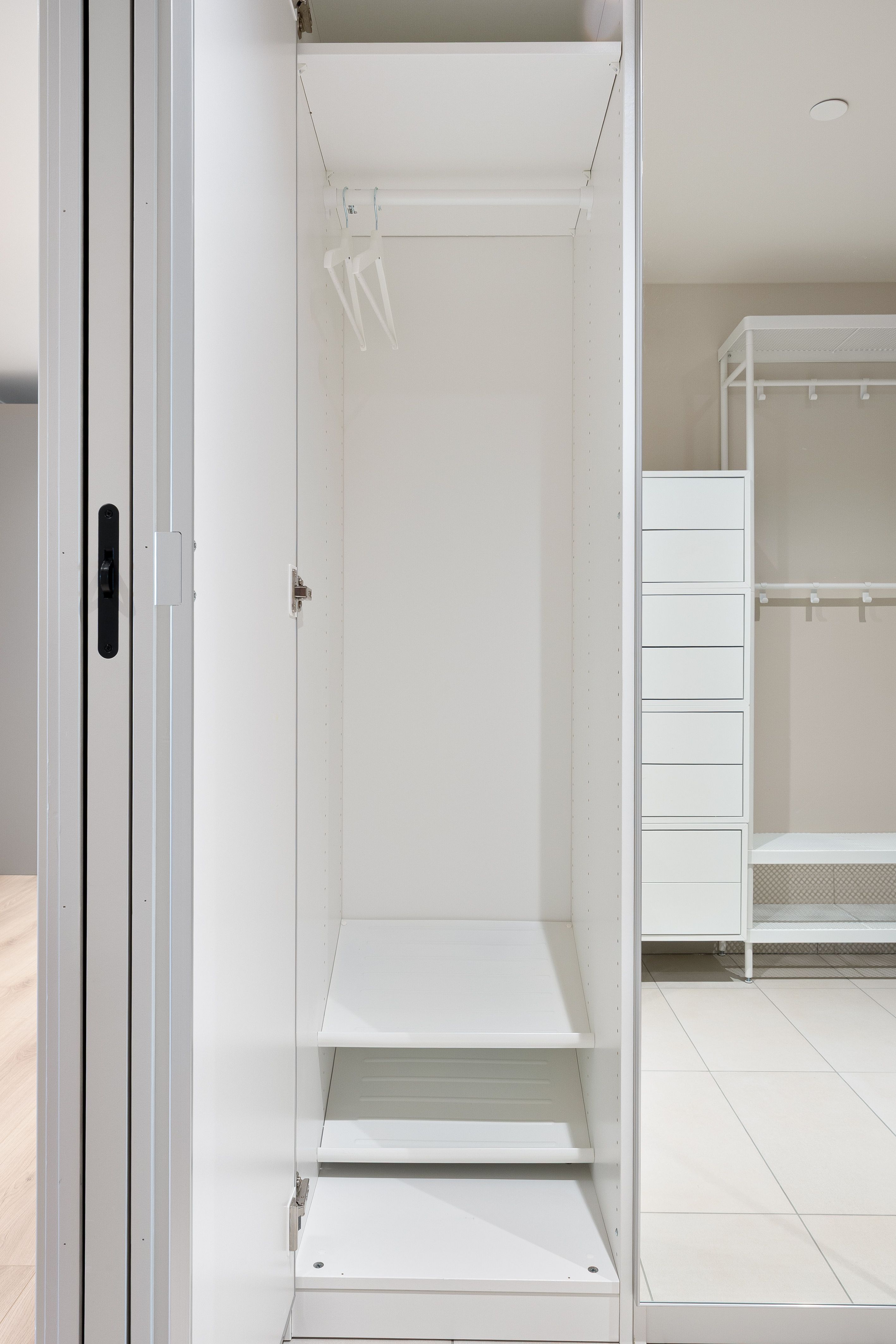 Speilgarderobe med åpen dør