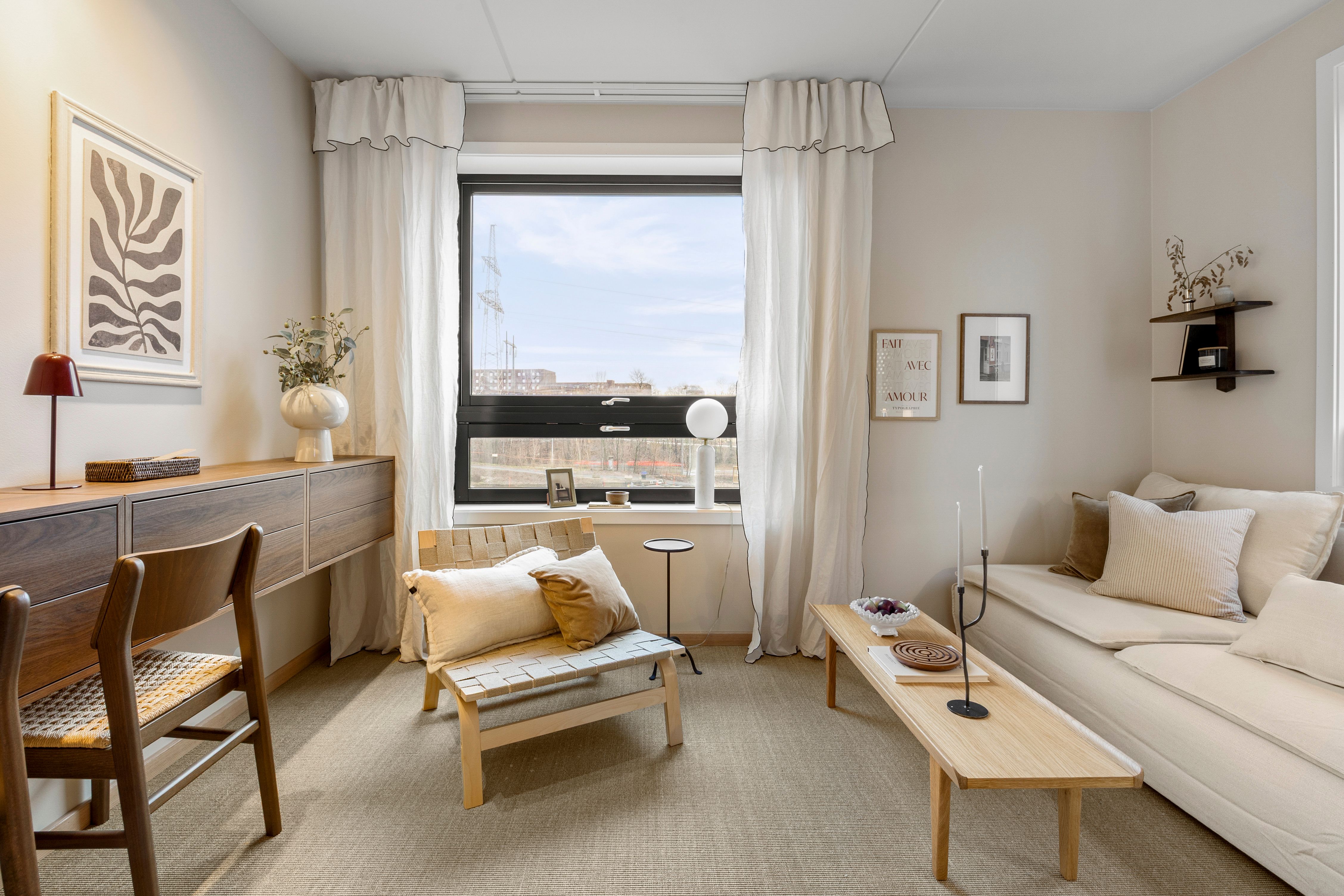 Stue med sofa og arbeidsbenk