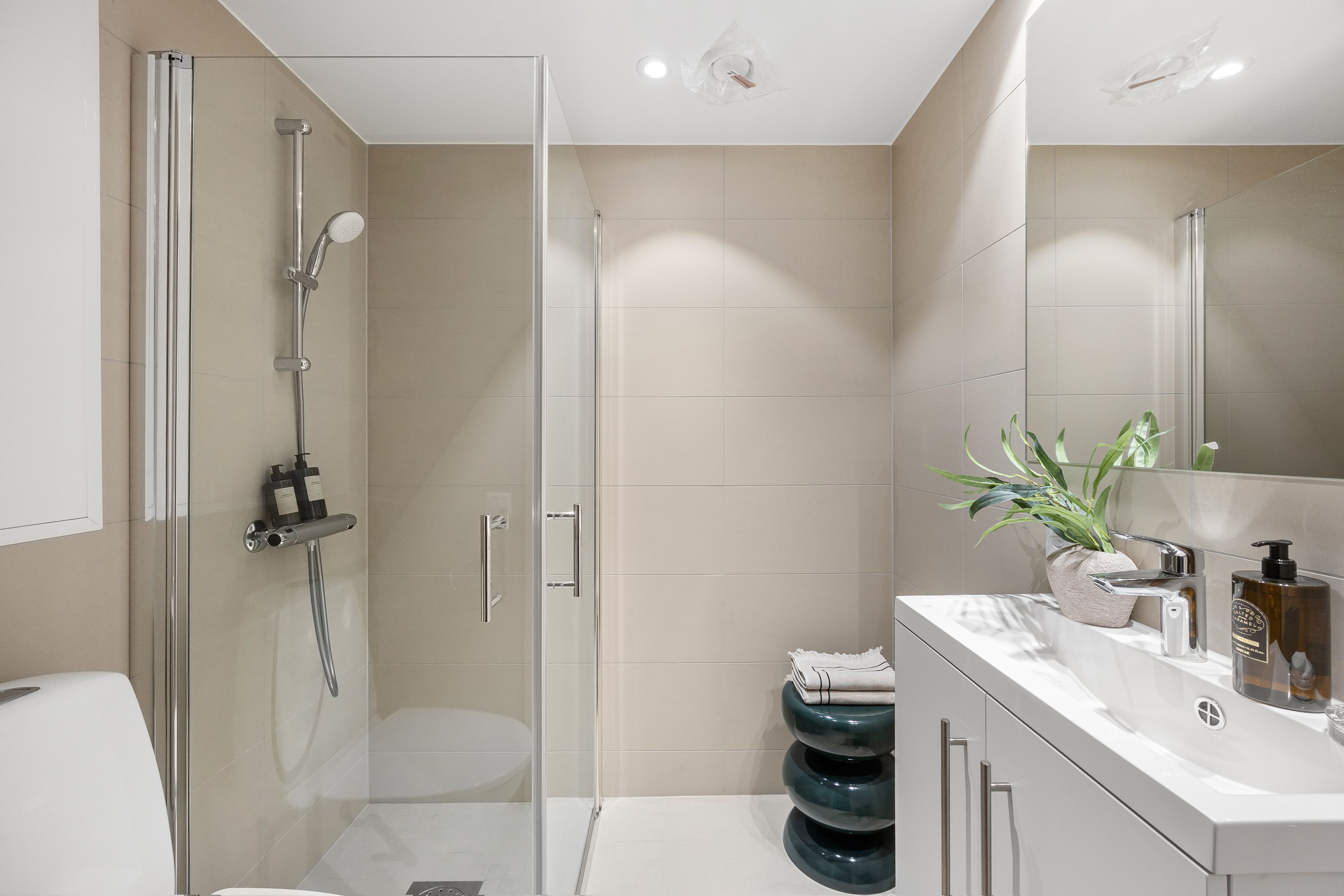 Bad med innredning og dusjhjørne