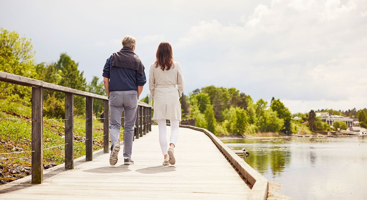 Par som går langs kyststien på Fornebu