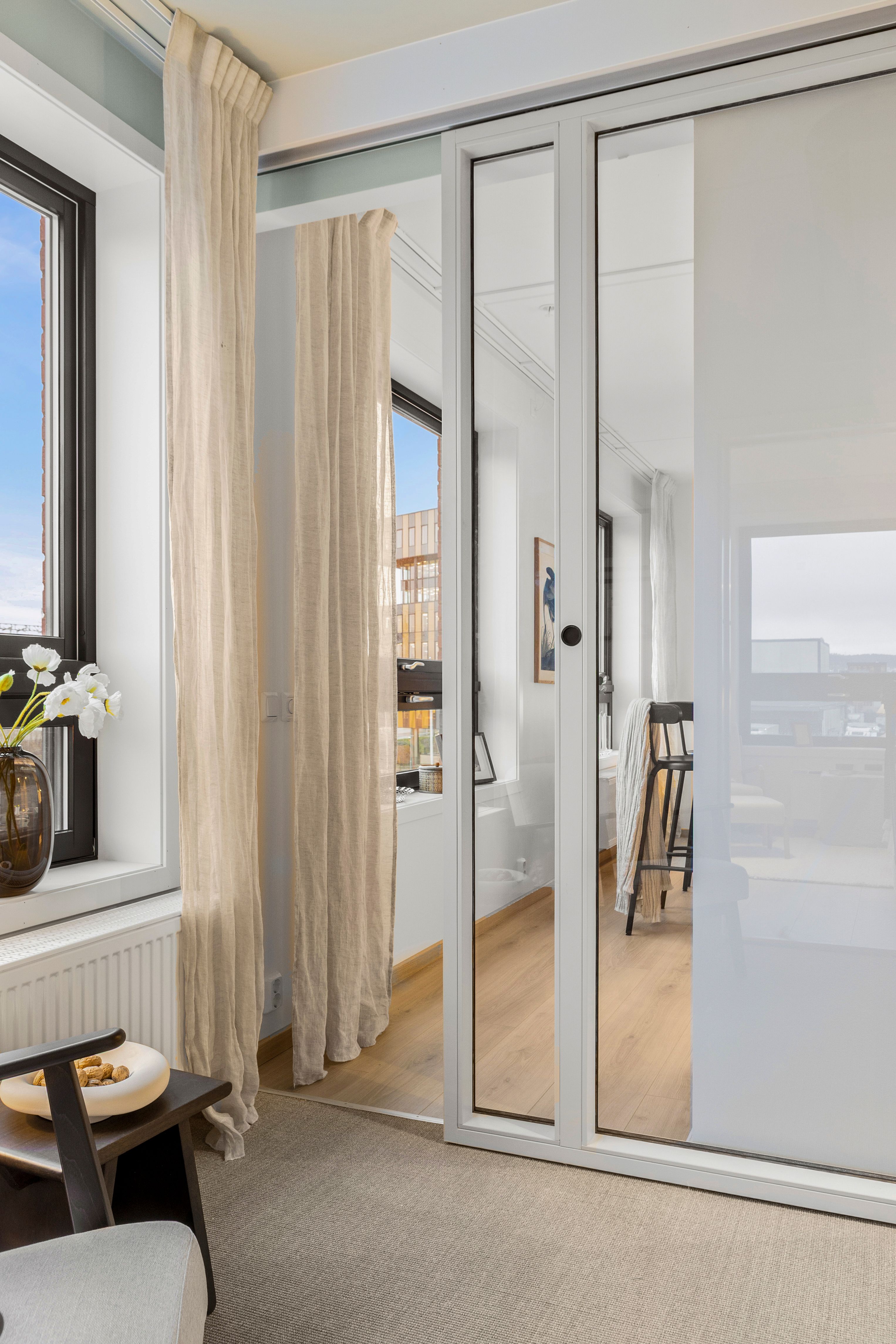 Skyvedør mellom stue og kjøkken