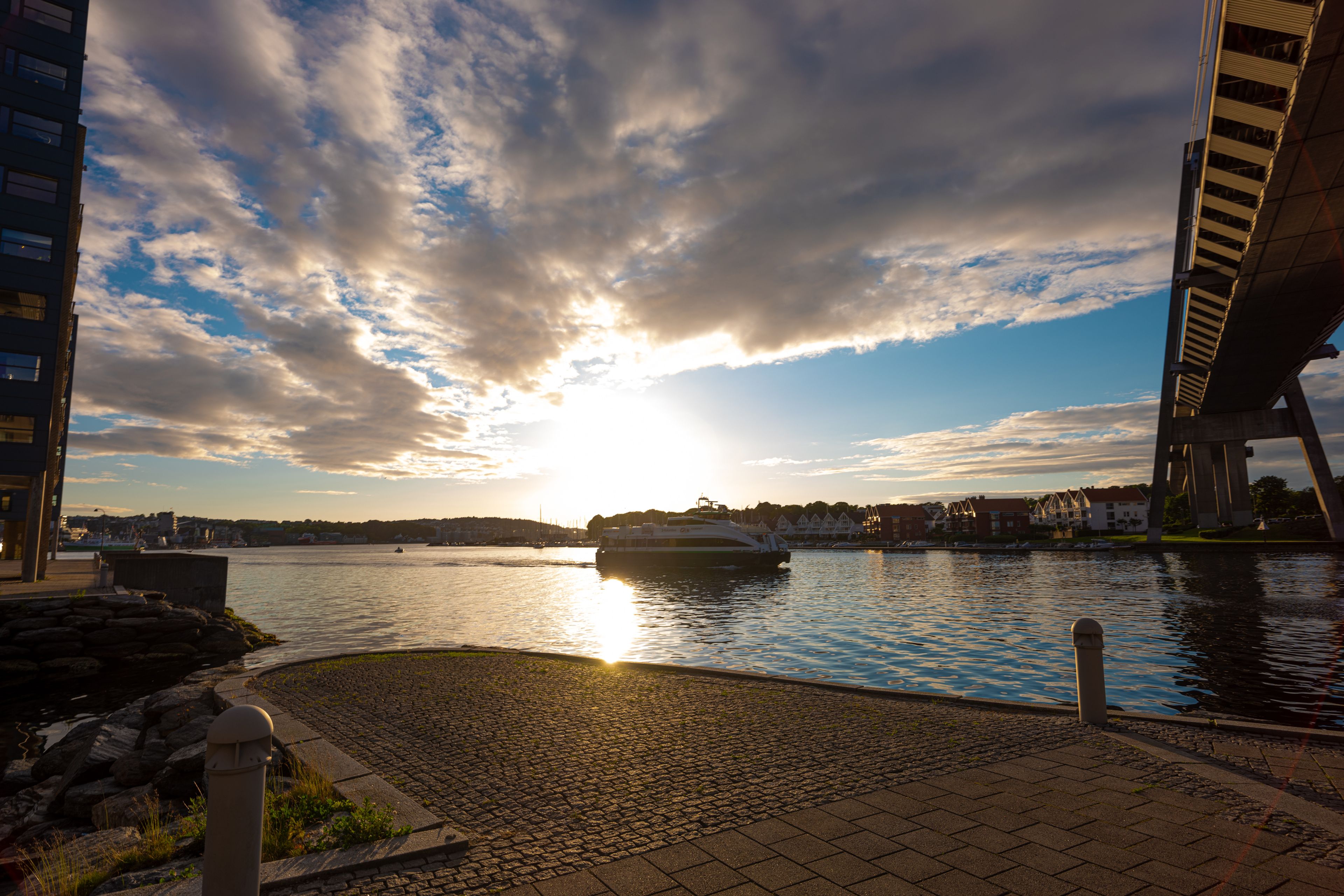Bilde av sjøen og en ferge som passerer
