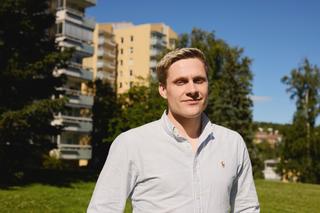 Bilde av Joakim Holtsmark utenfor borettslaget