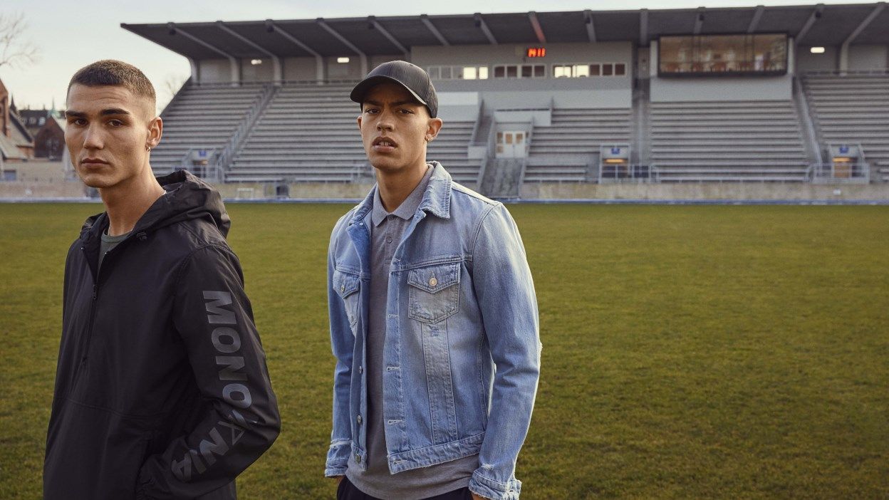 To unge menn står på en fotballbane.
