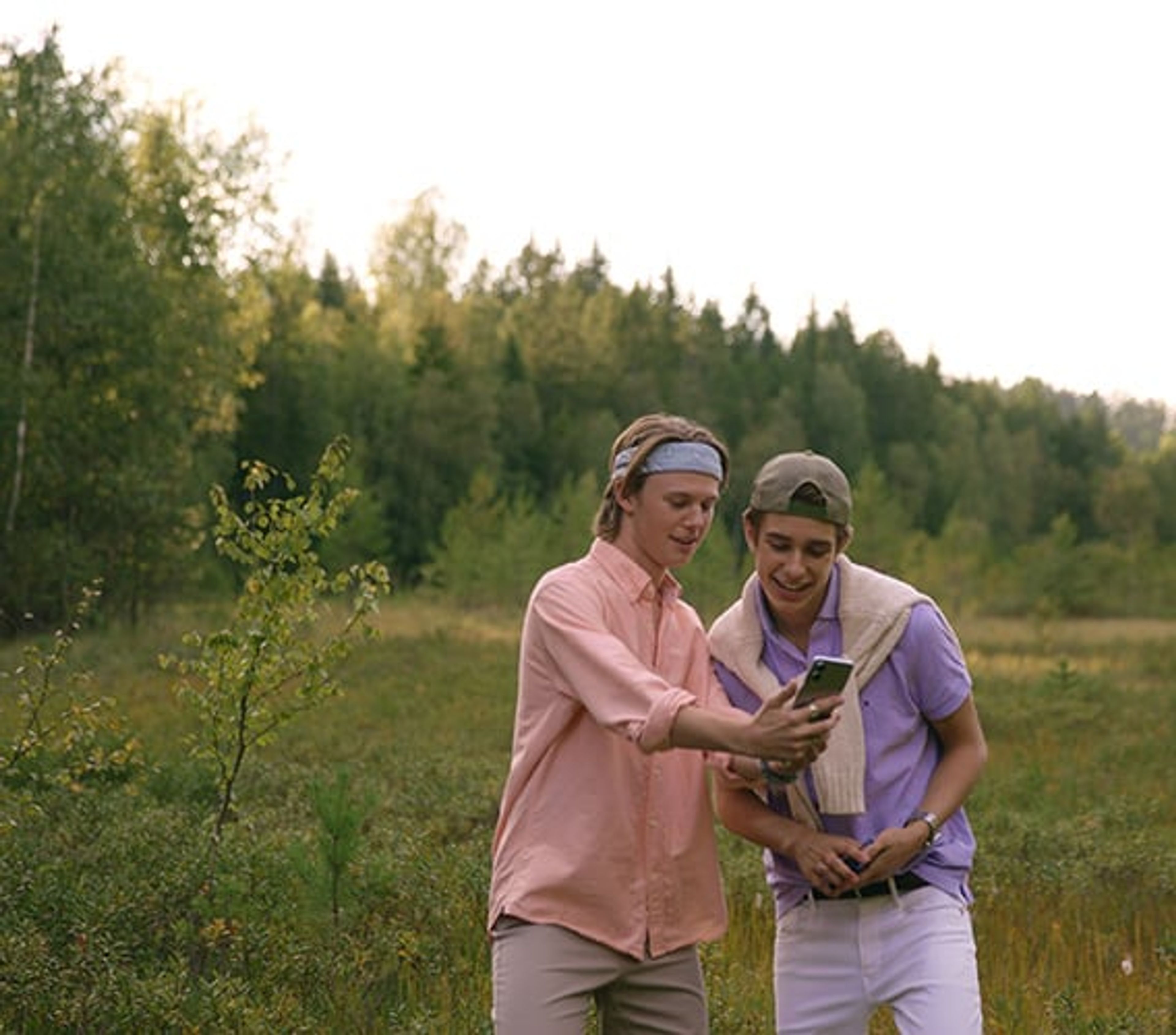 Bilde av to gutter som ser på en telefon.