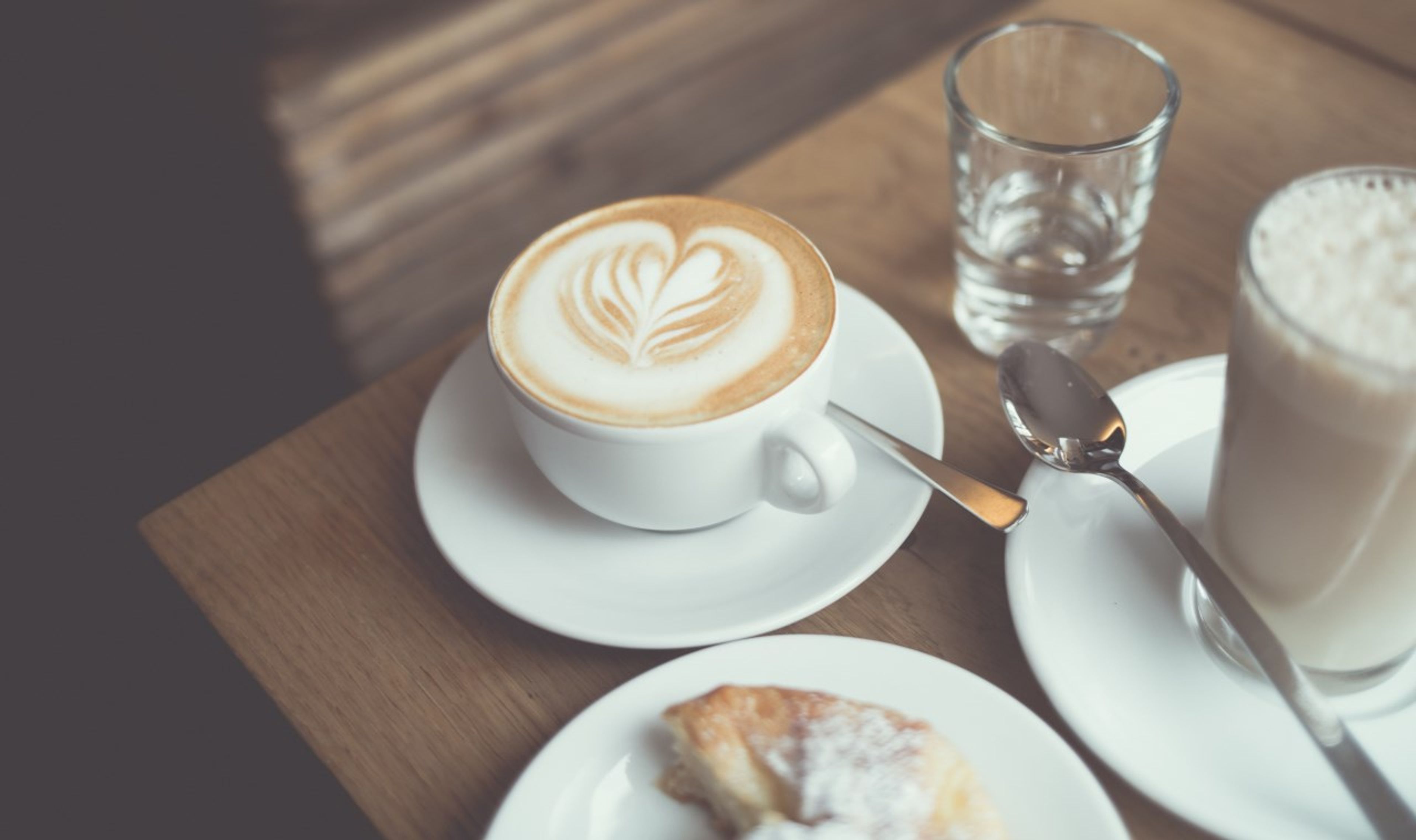 Kaffe og wienerbrød. Foto.