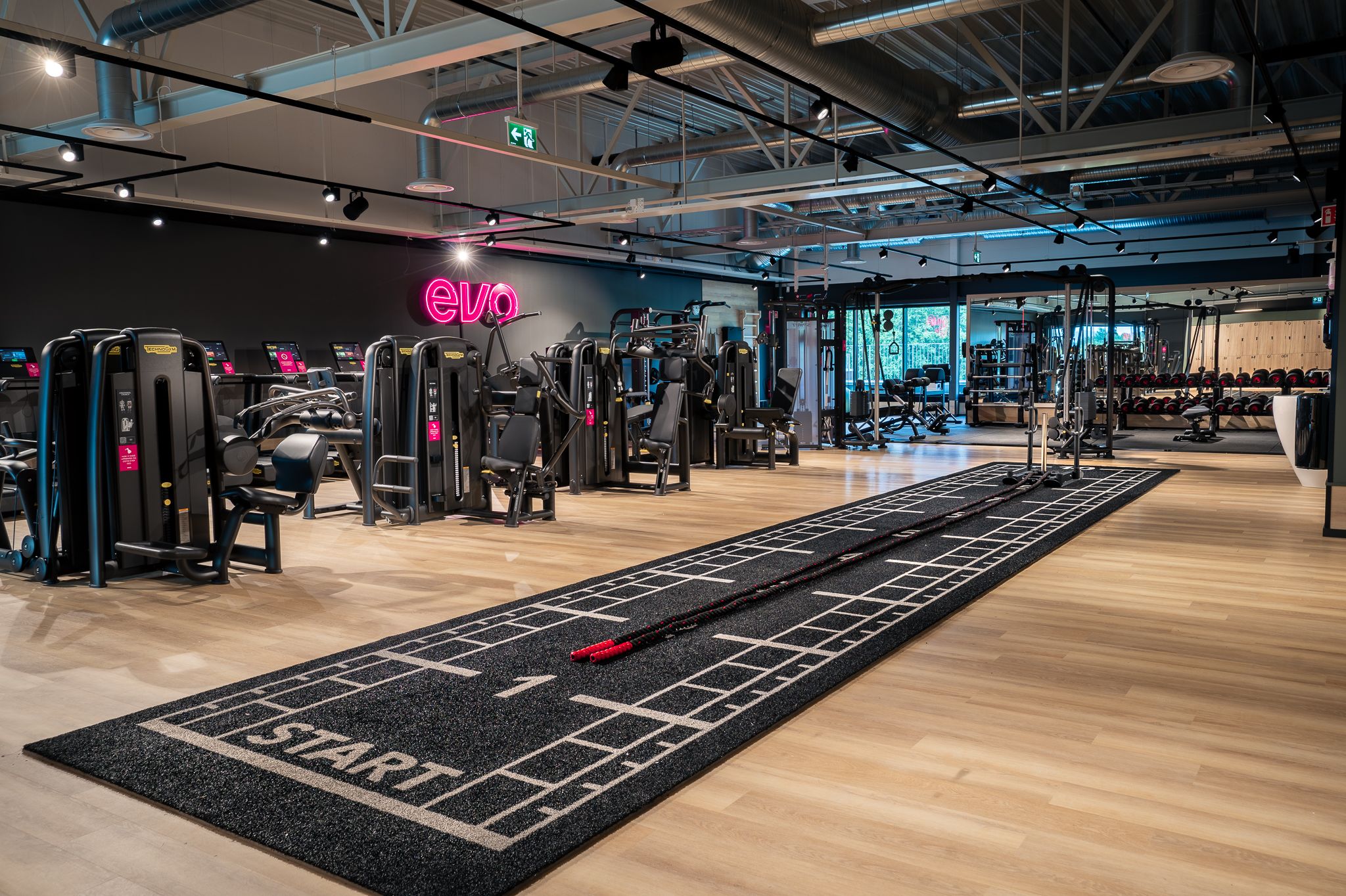 Bilde av ulike treningsapparater på EVO Fitness