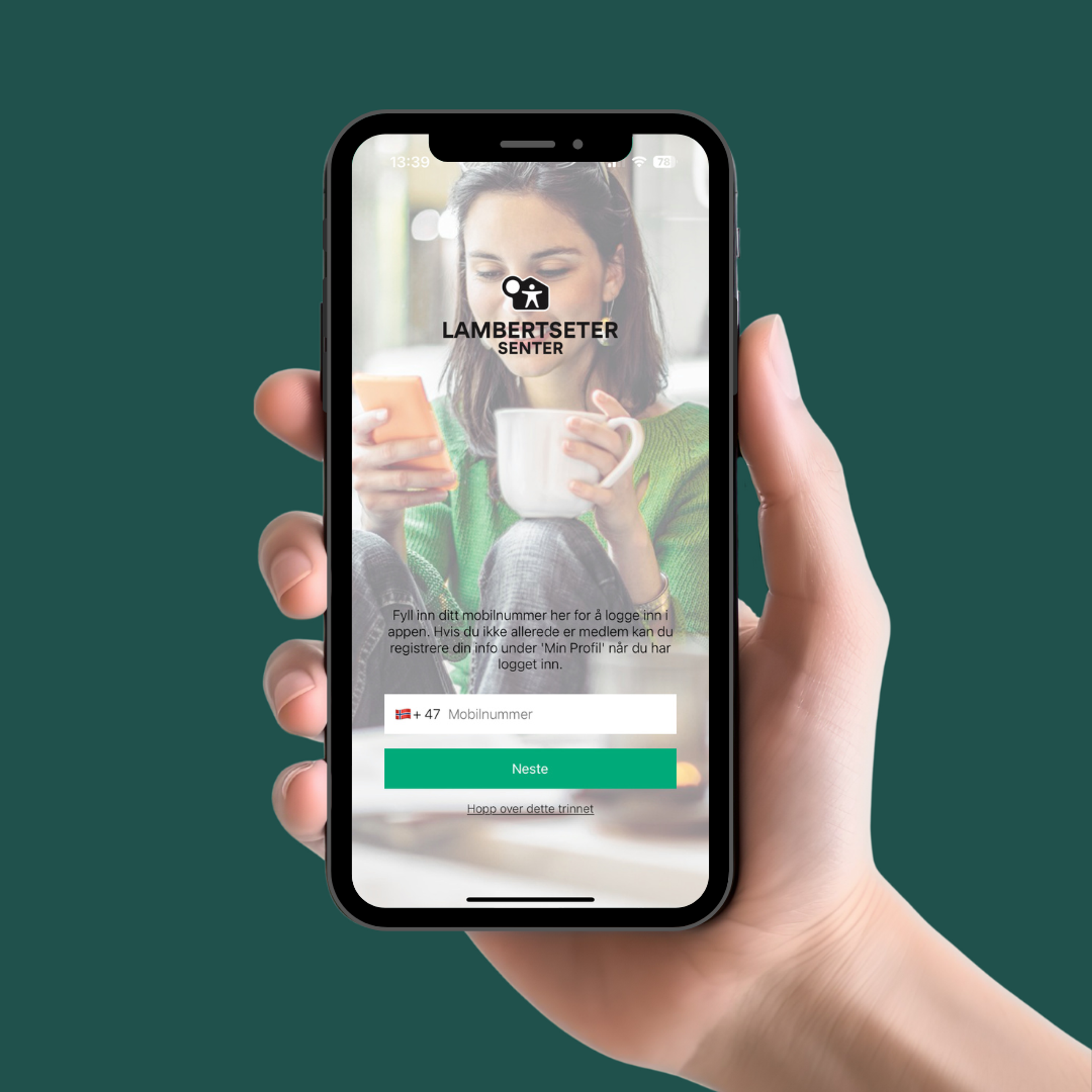 En hånd som holder en mobil som viser innlogging til app