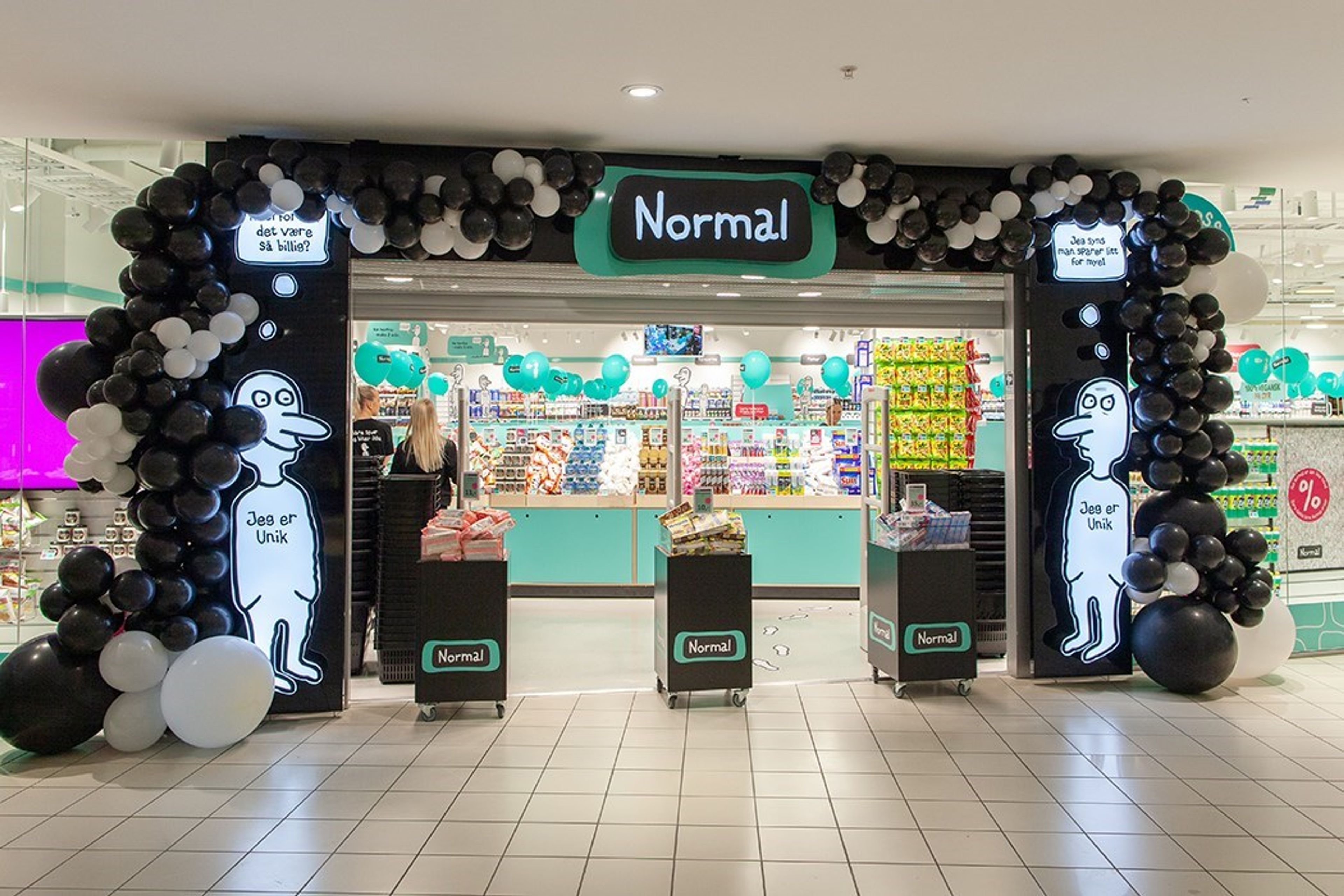 Inngangen til av Normal sine butikker. Foto.