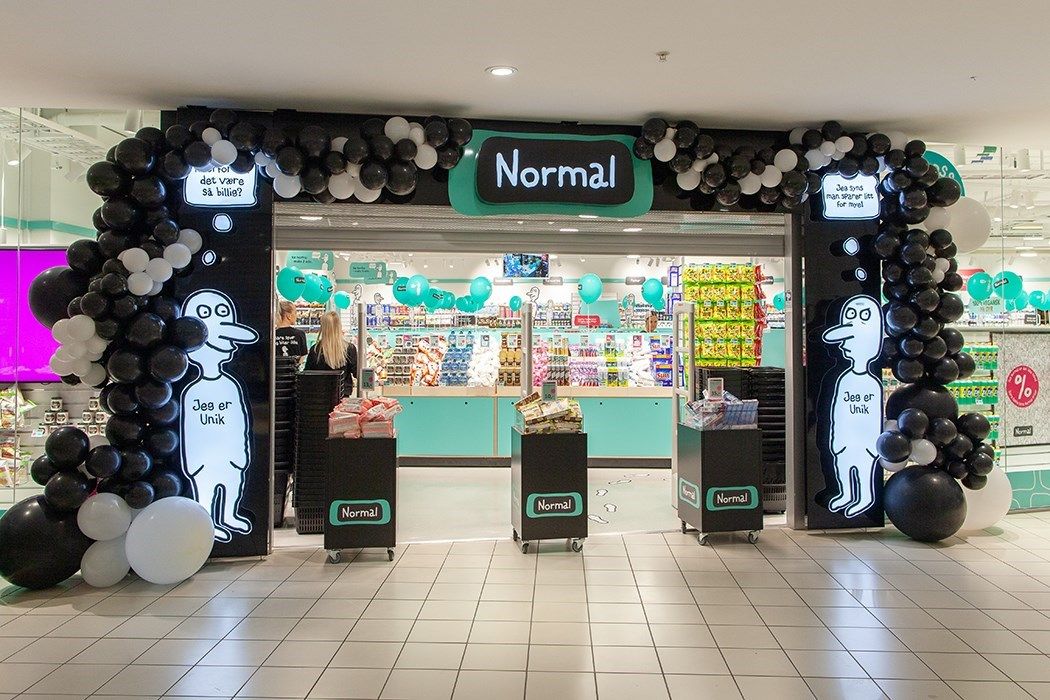 Inngangen til av Normal sine butikker. Foto.