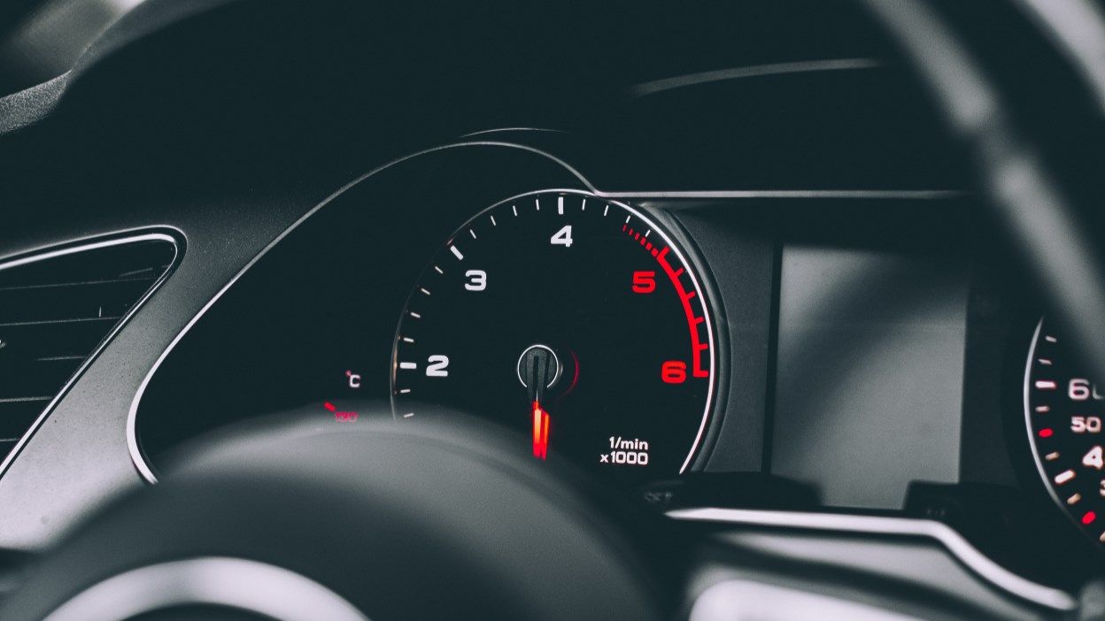 Dashboardet i en bil. Foto.