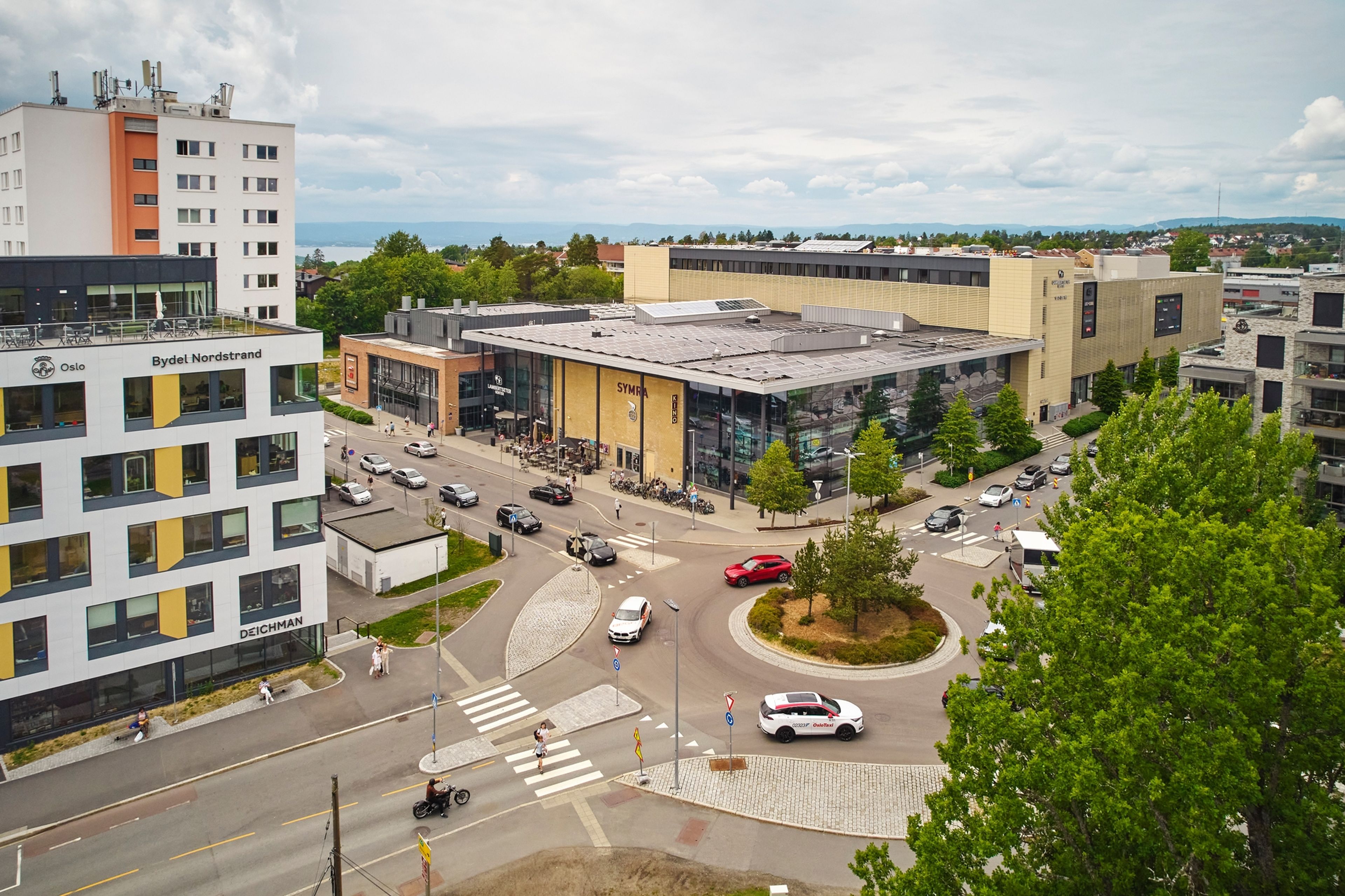 Flyfoto av Lambertseter Senter og Deichman.