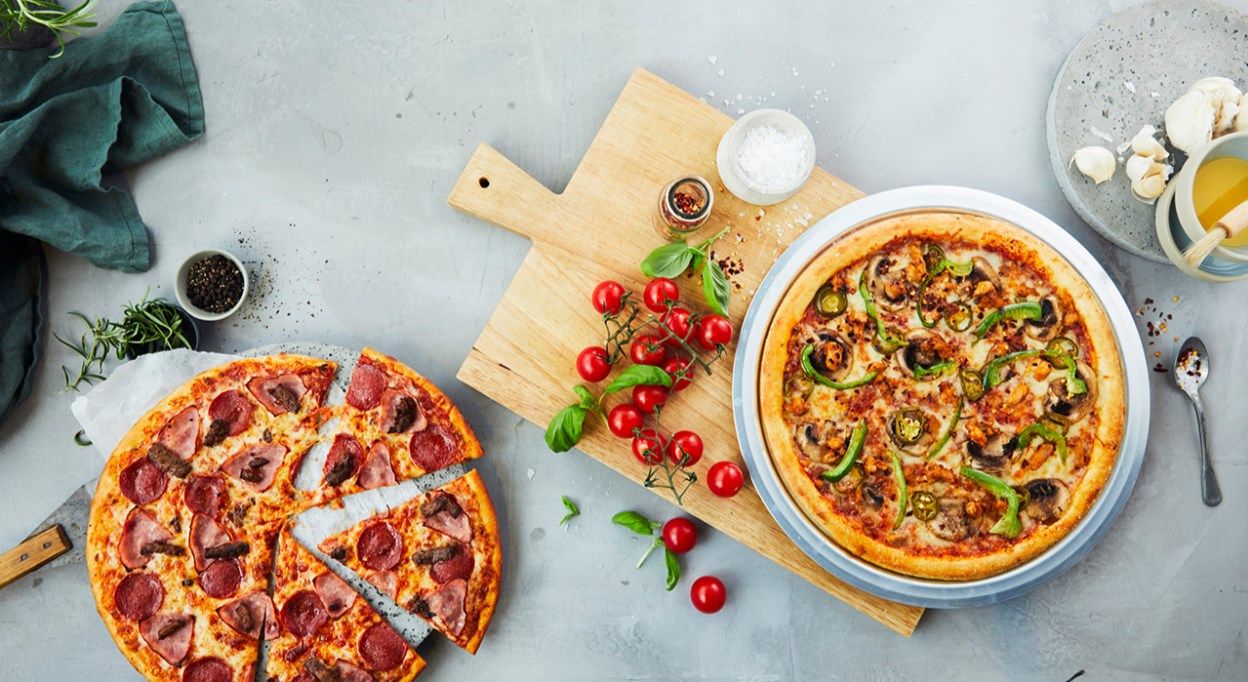 To pizzaer på et bord. Foto.