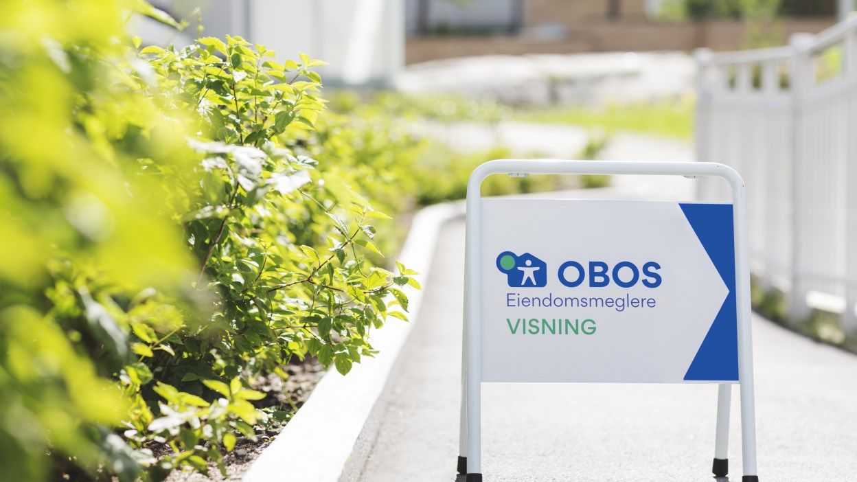 OBOS Eiendomsmegleres visningsskilt står ute. Foto.