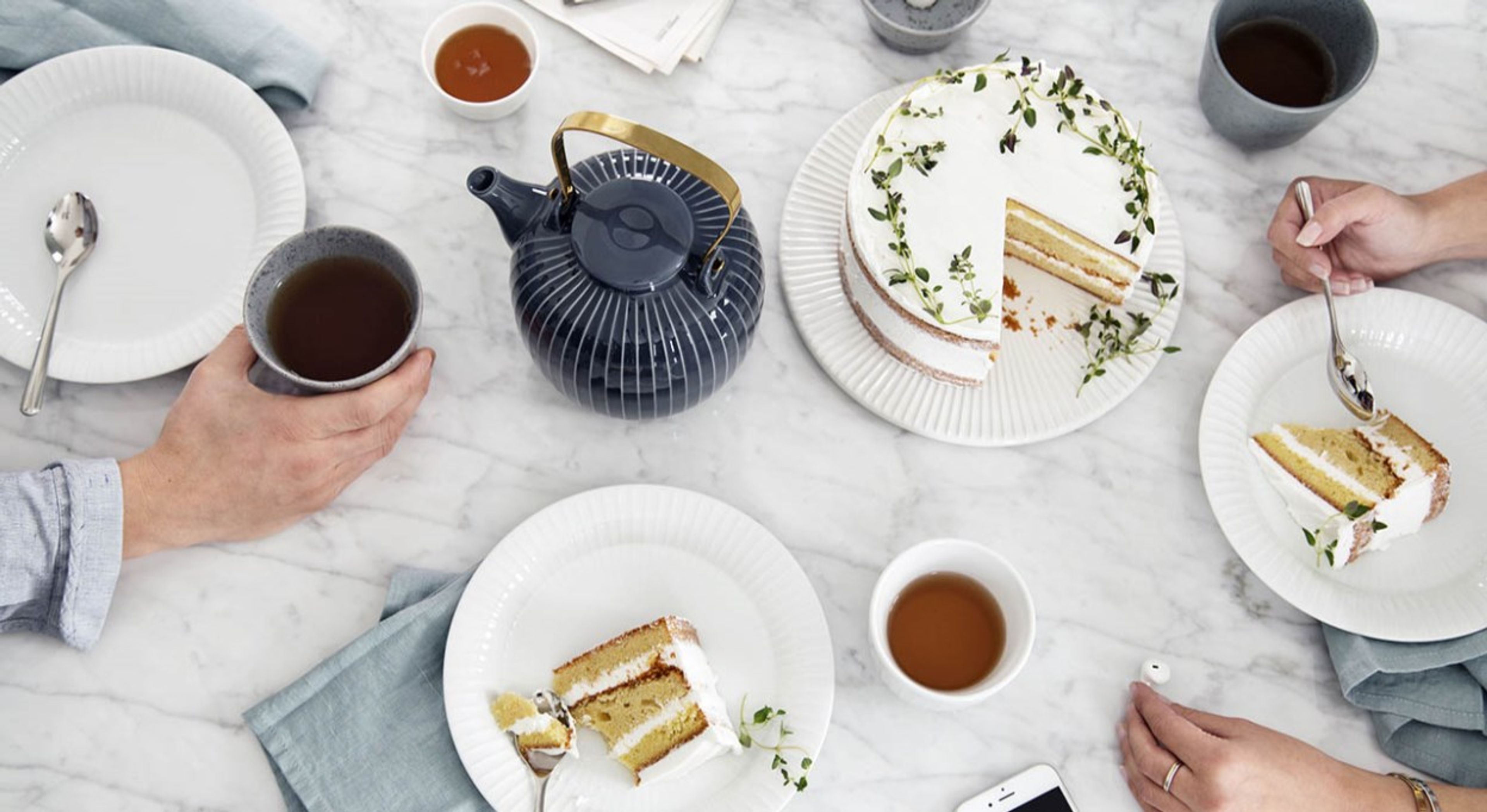 Bilde av bord med servise, kaffekanne og og kake