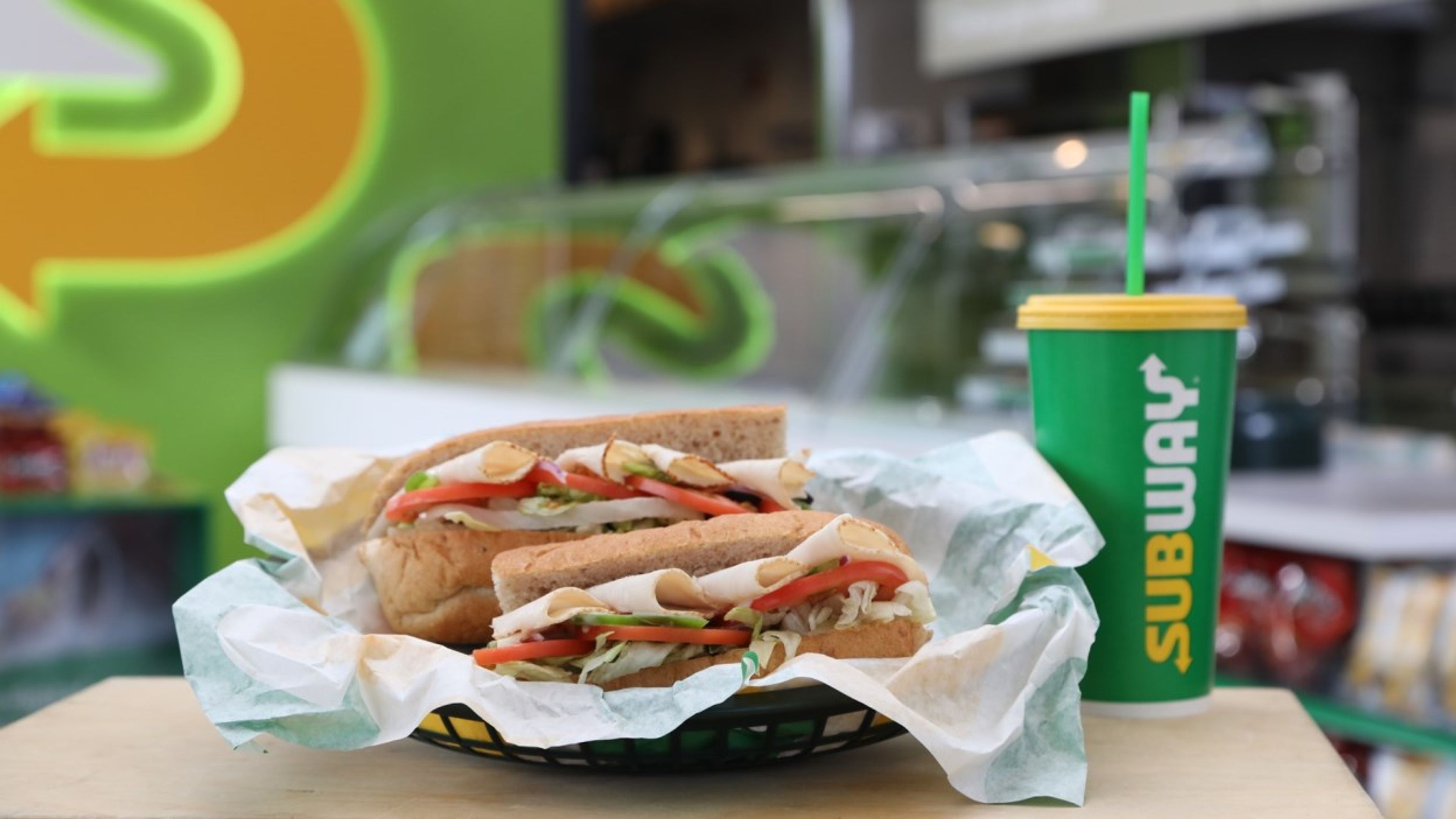To smørbrød og en dispenserbrus fra Subway. Foto.