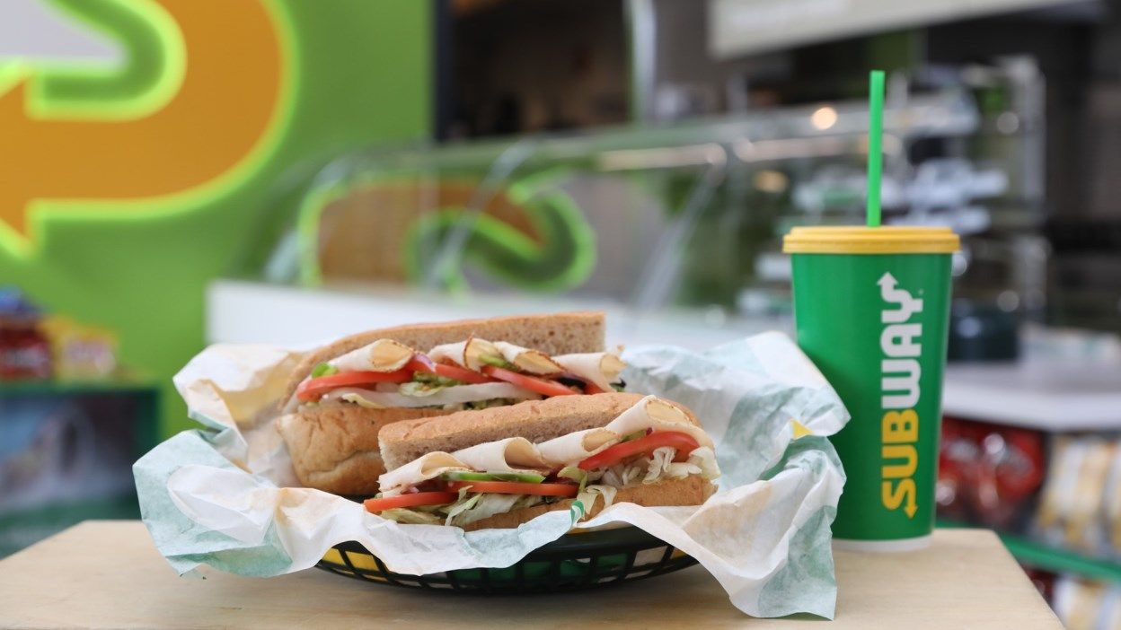To smørbrød og en dispenserbrus fra Subway. Foto.