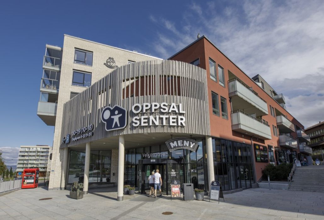 Foto av inngangspartiet til Oppsal Senter.