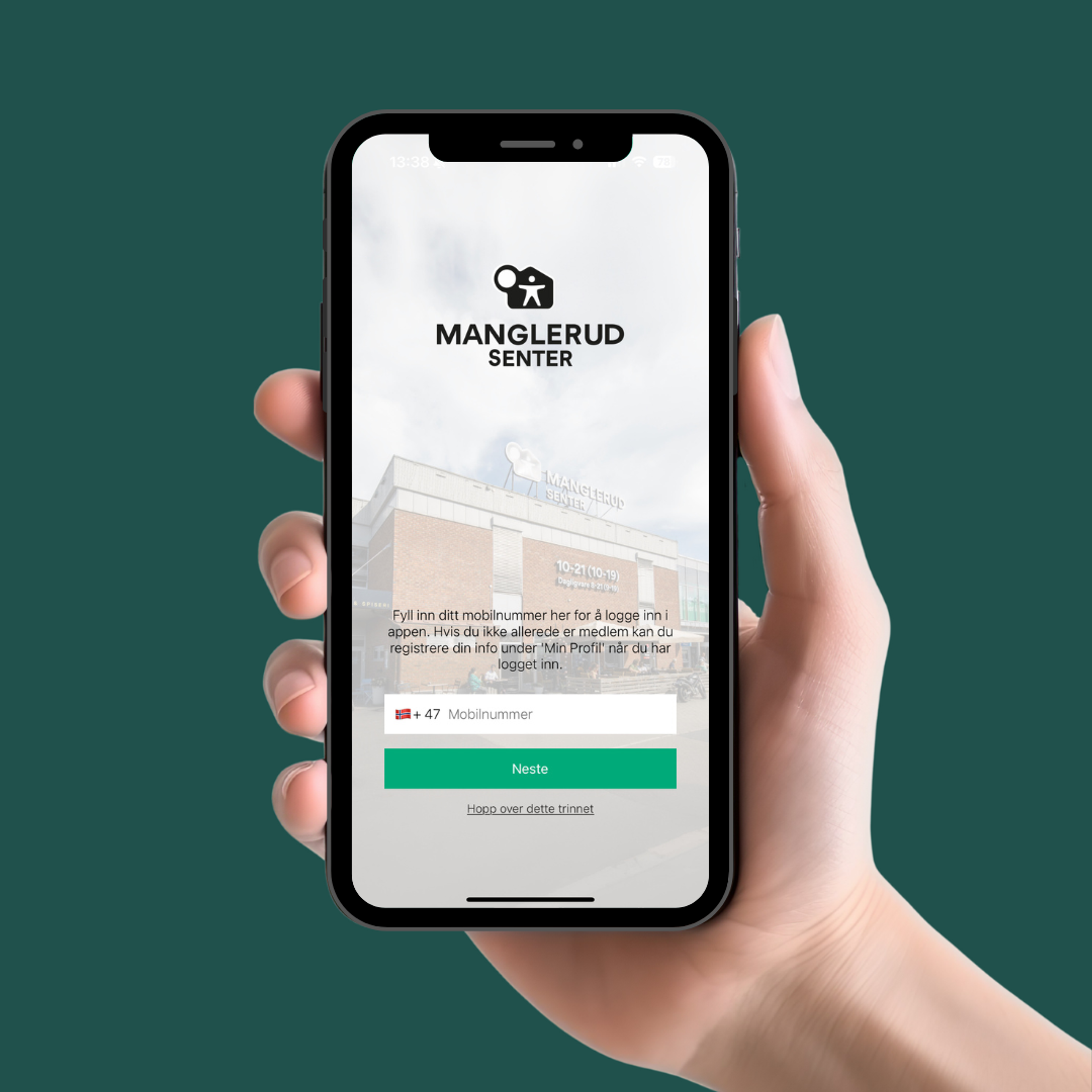 En hånd som holder en mobil som viser innlogging til app