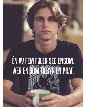 Ung gutt med skravlekopp på kafé vi vil tilby en prat.