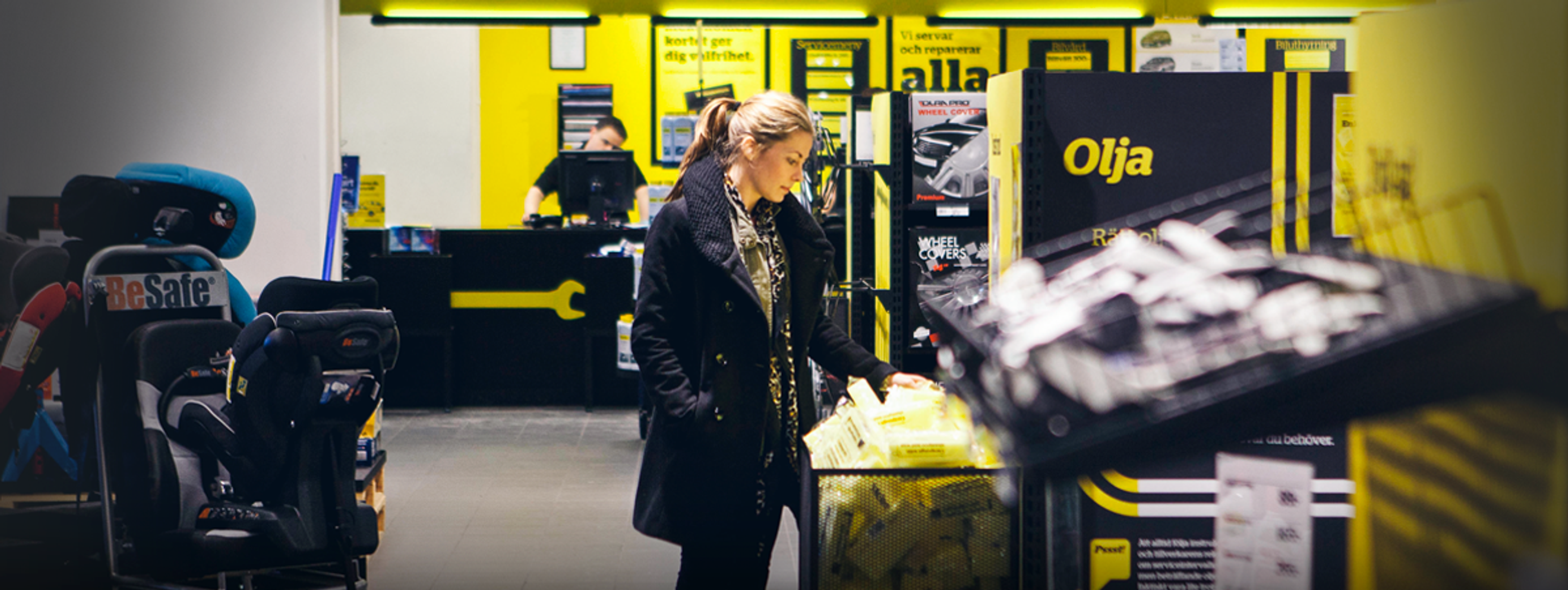 Foto av ei dame inne på Mekonomen Servicesenter.