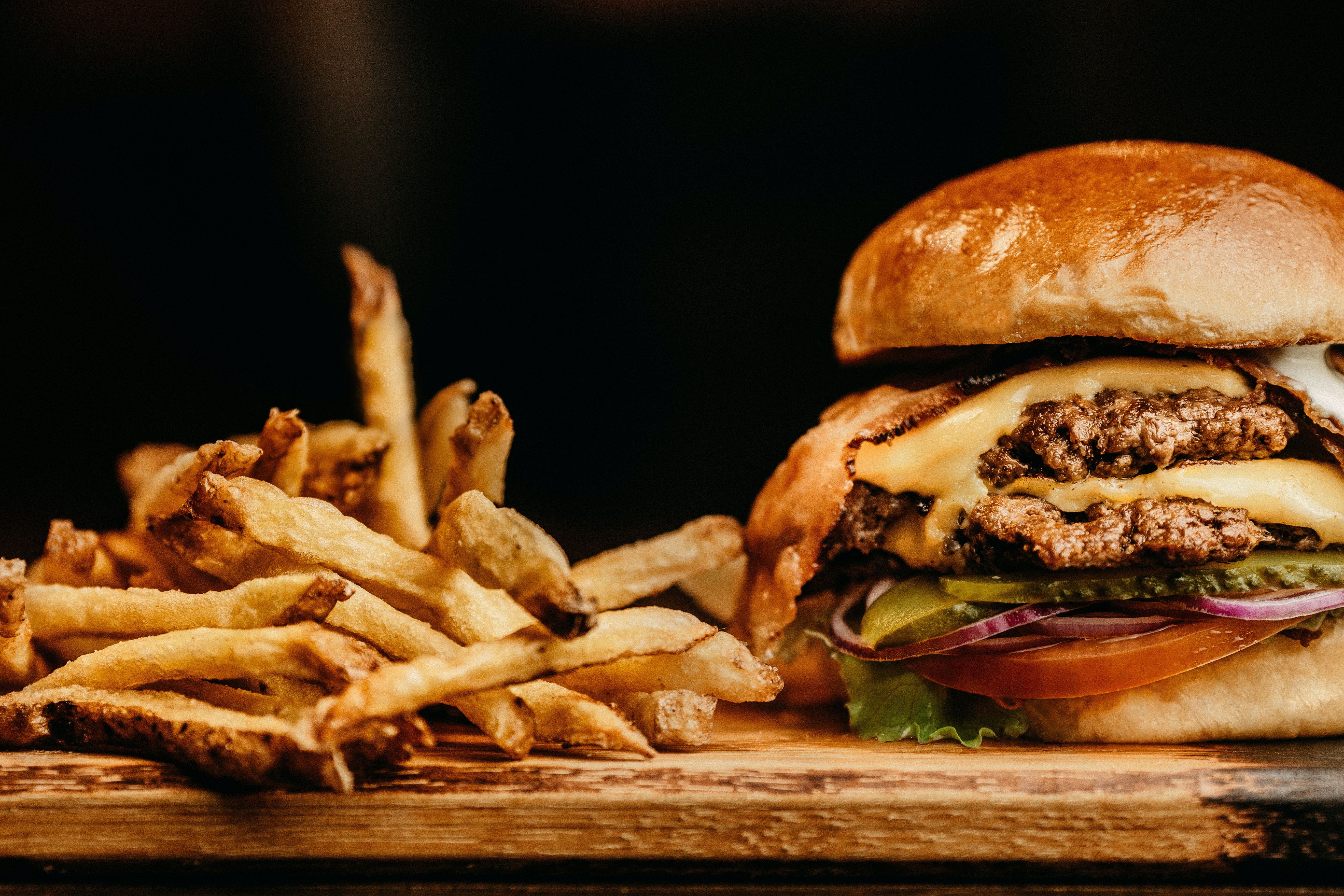 Hamburger og pommes frites.