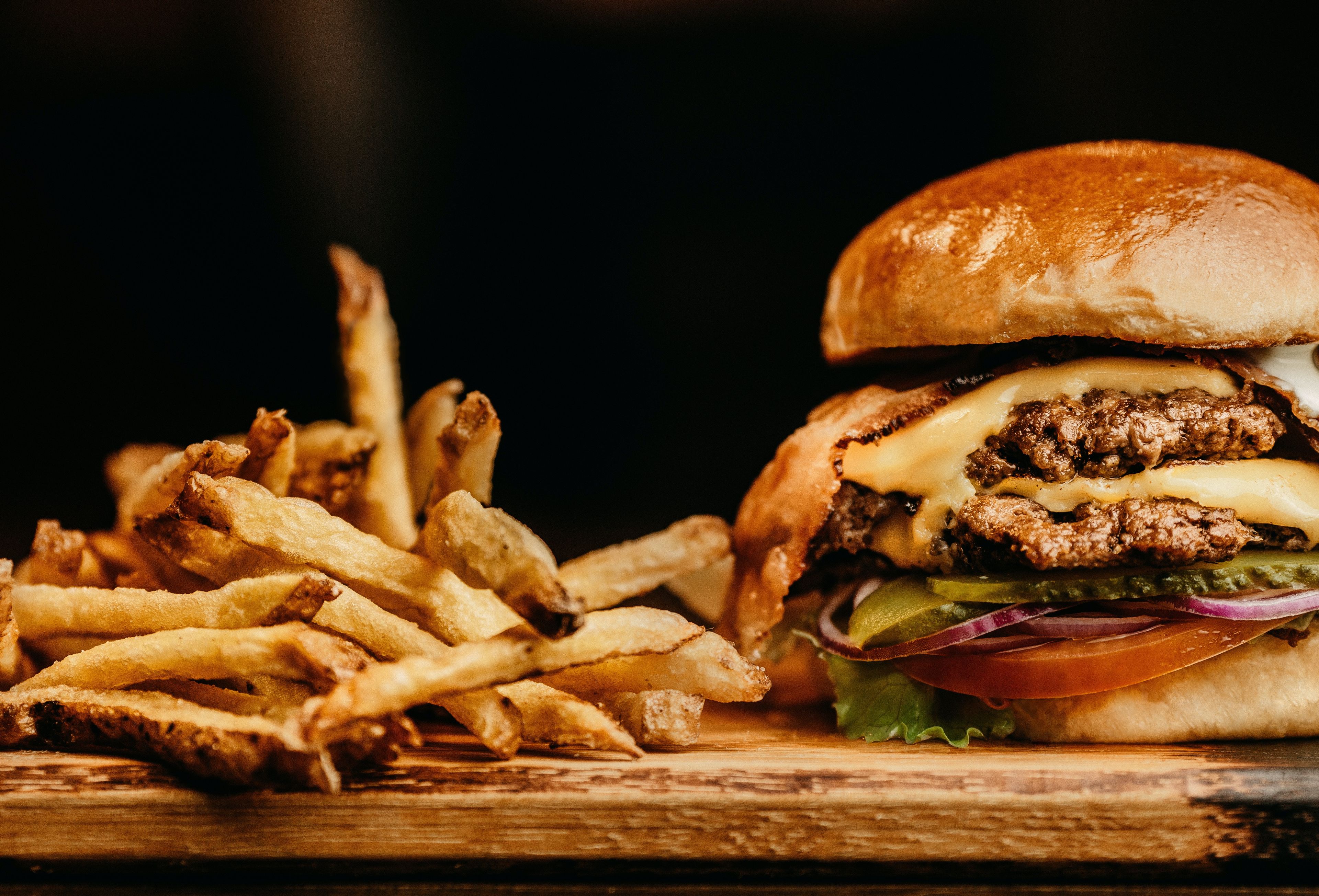 Hamburger og pommes frites.