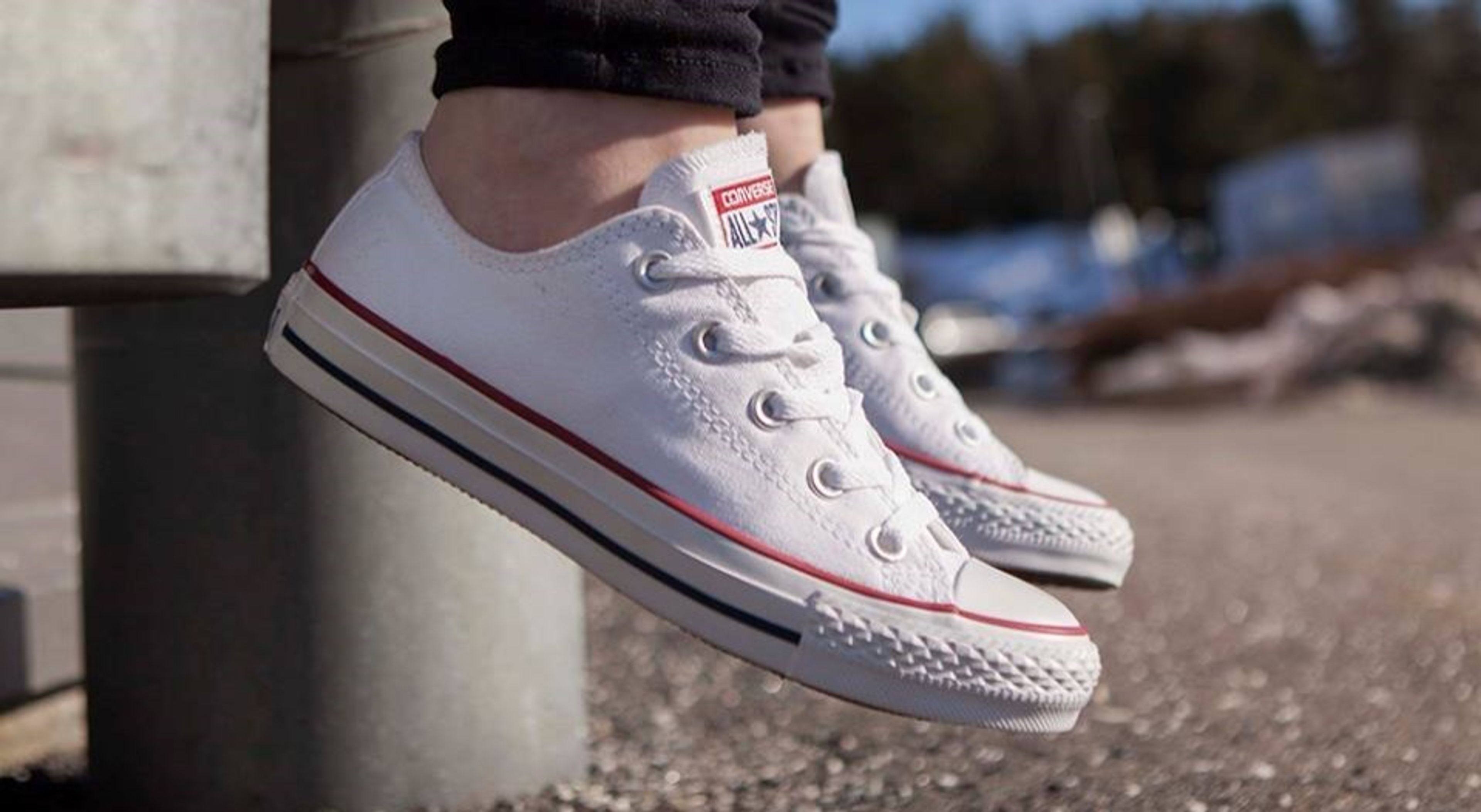 Ben med hvite tøysko fra Converse