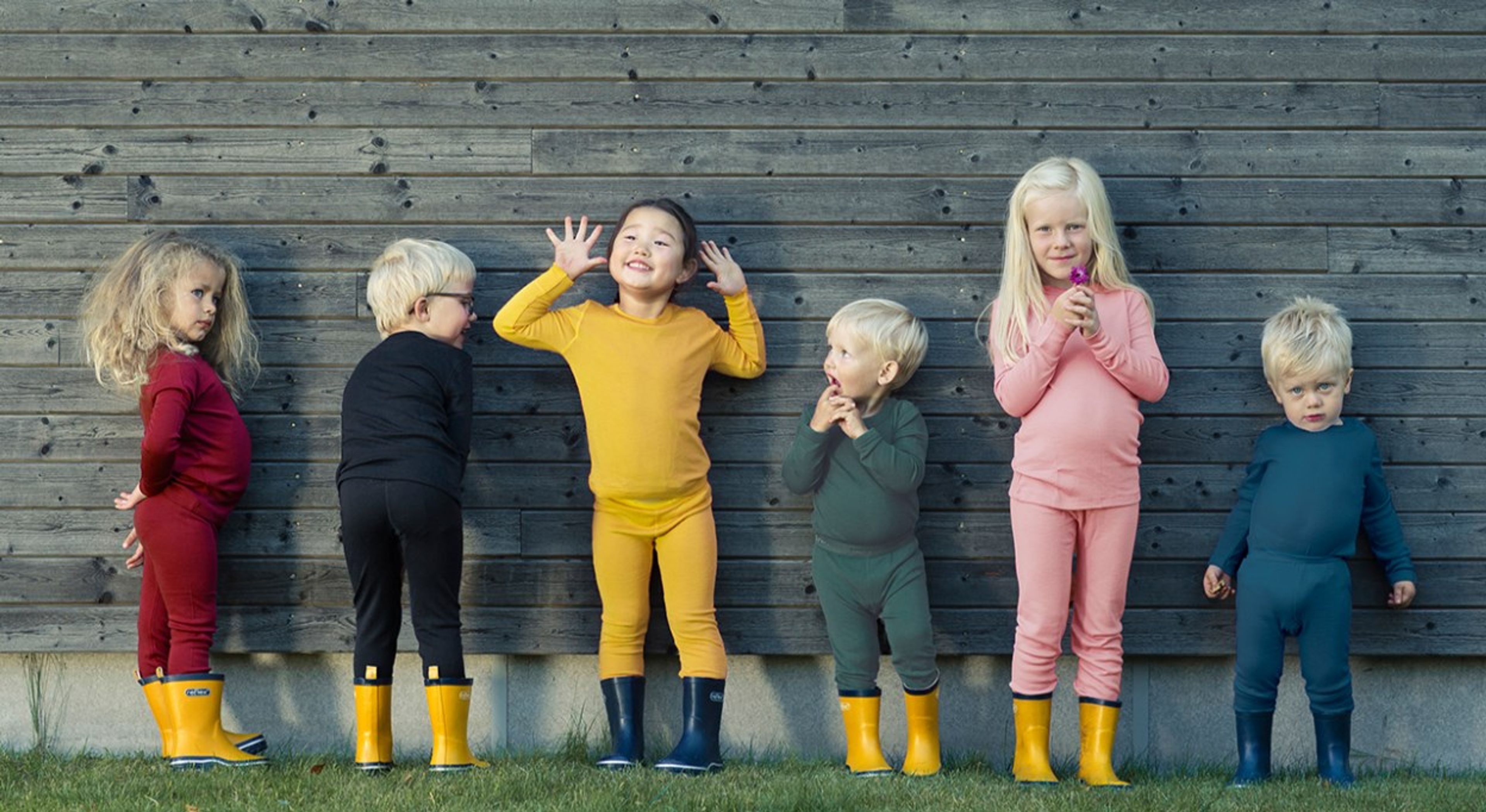 Foto av seks småbarn på rekke og rad.