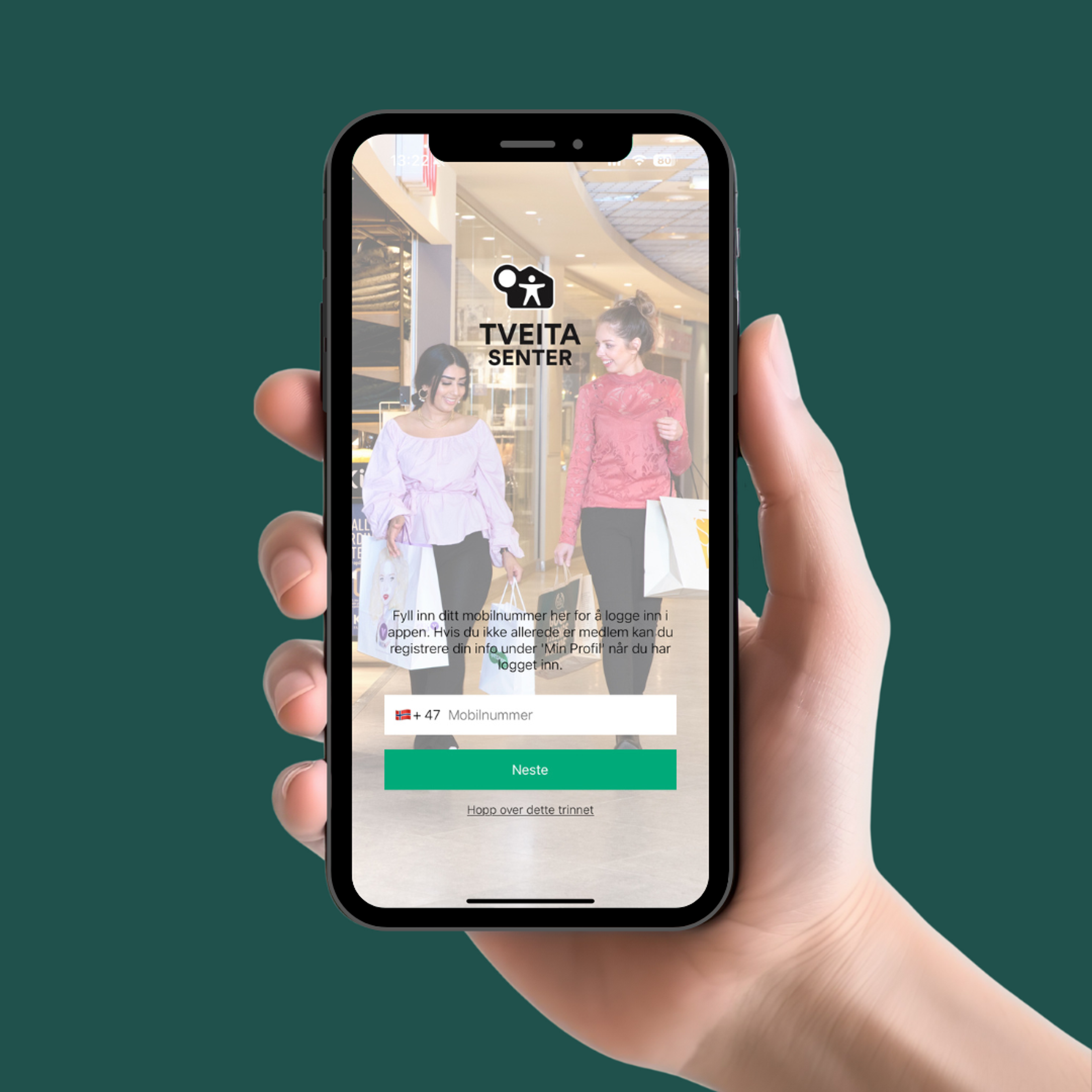 En hånd som holder en mobil som viser innlogging til app