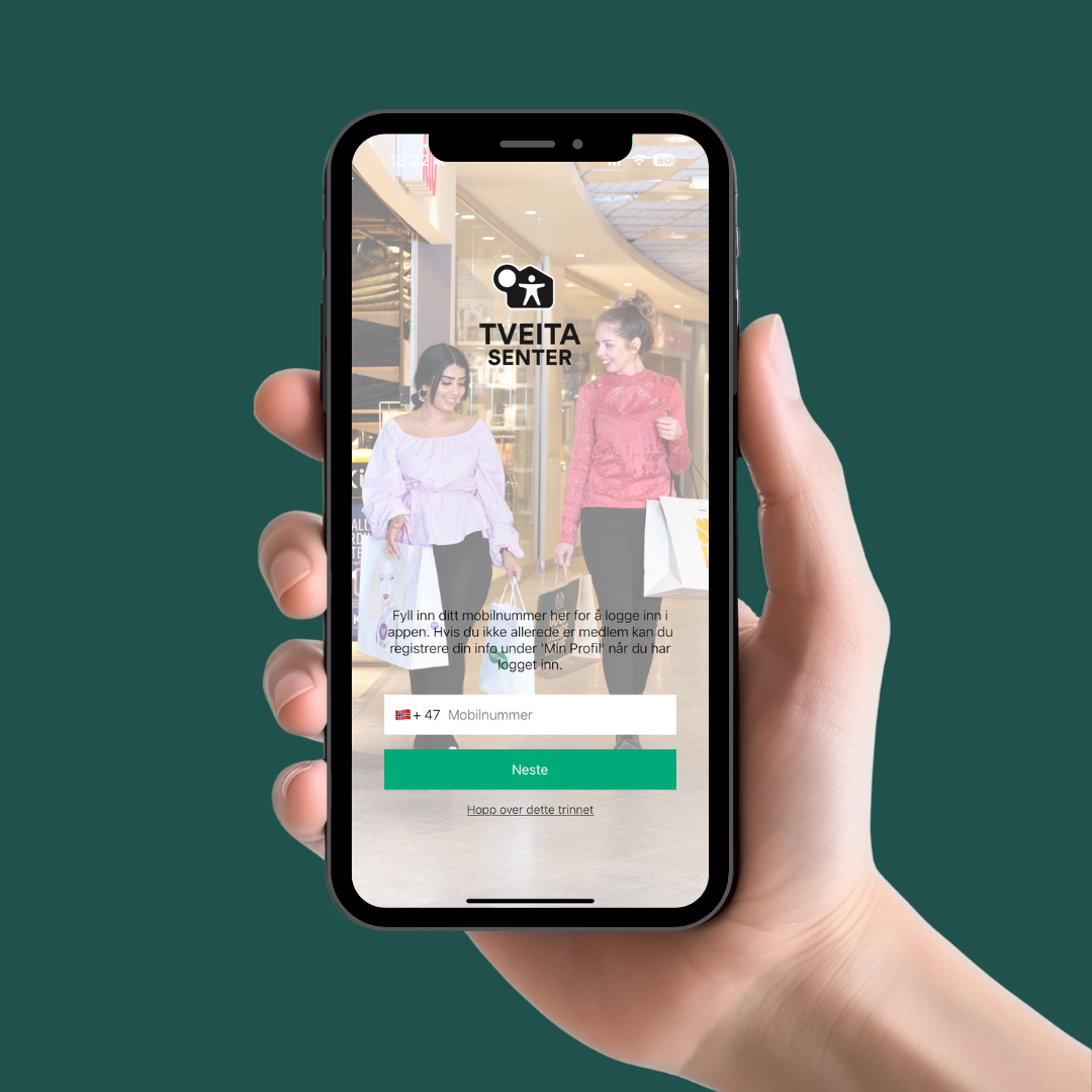 En hånd som holder en mobil som viser innlogging til app