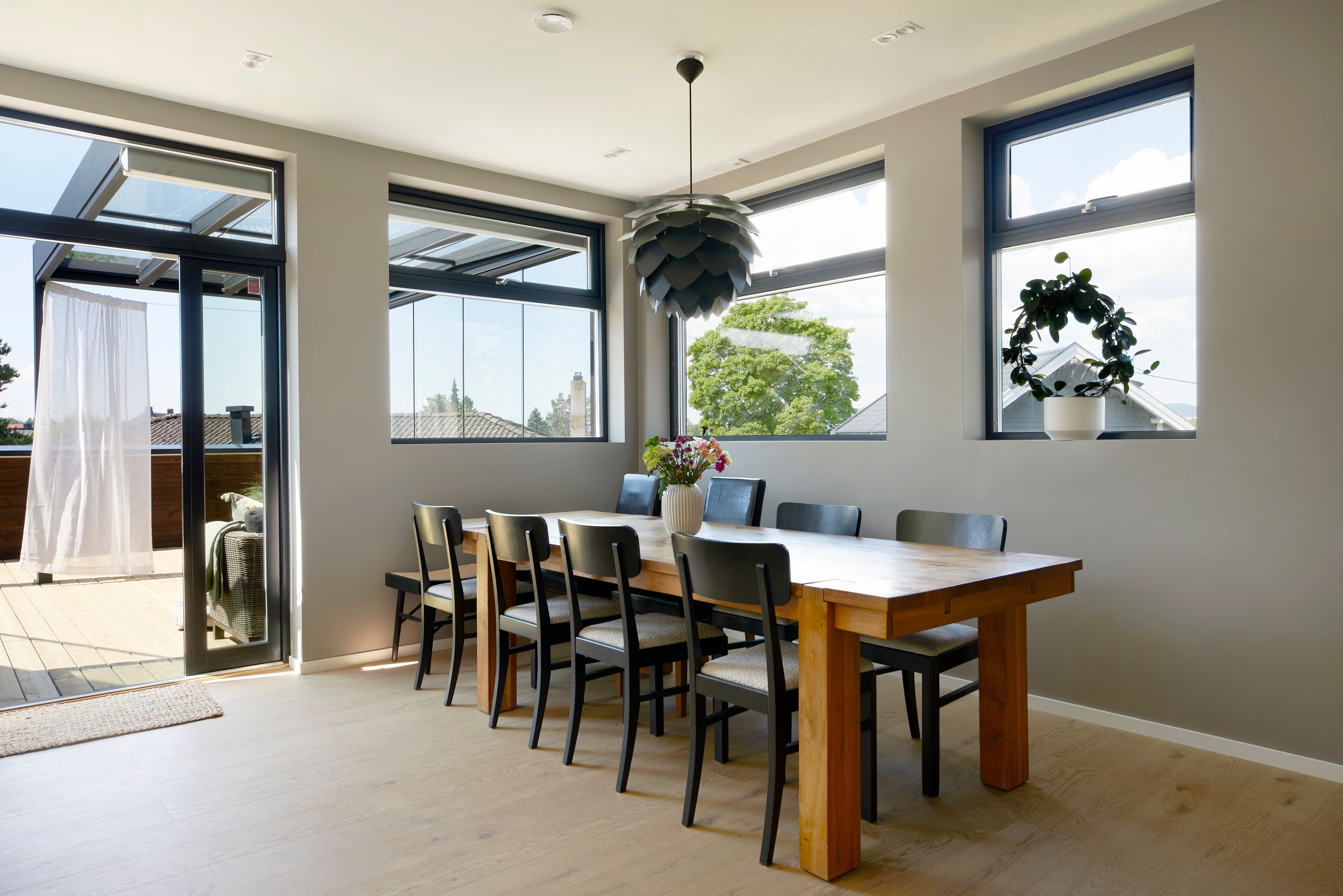 Foto av spisestue i enebolig bygget av OBOS Block Watne Eneboliger på Stovner i Oslo