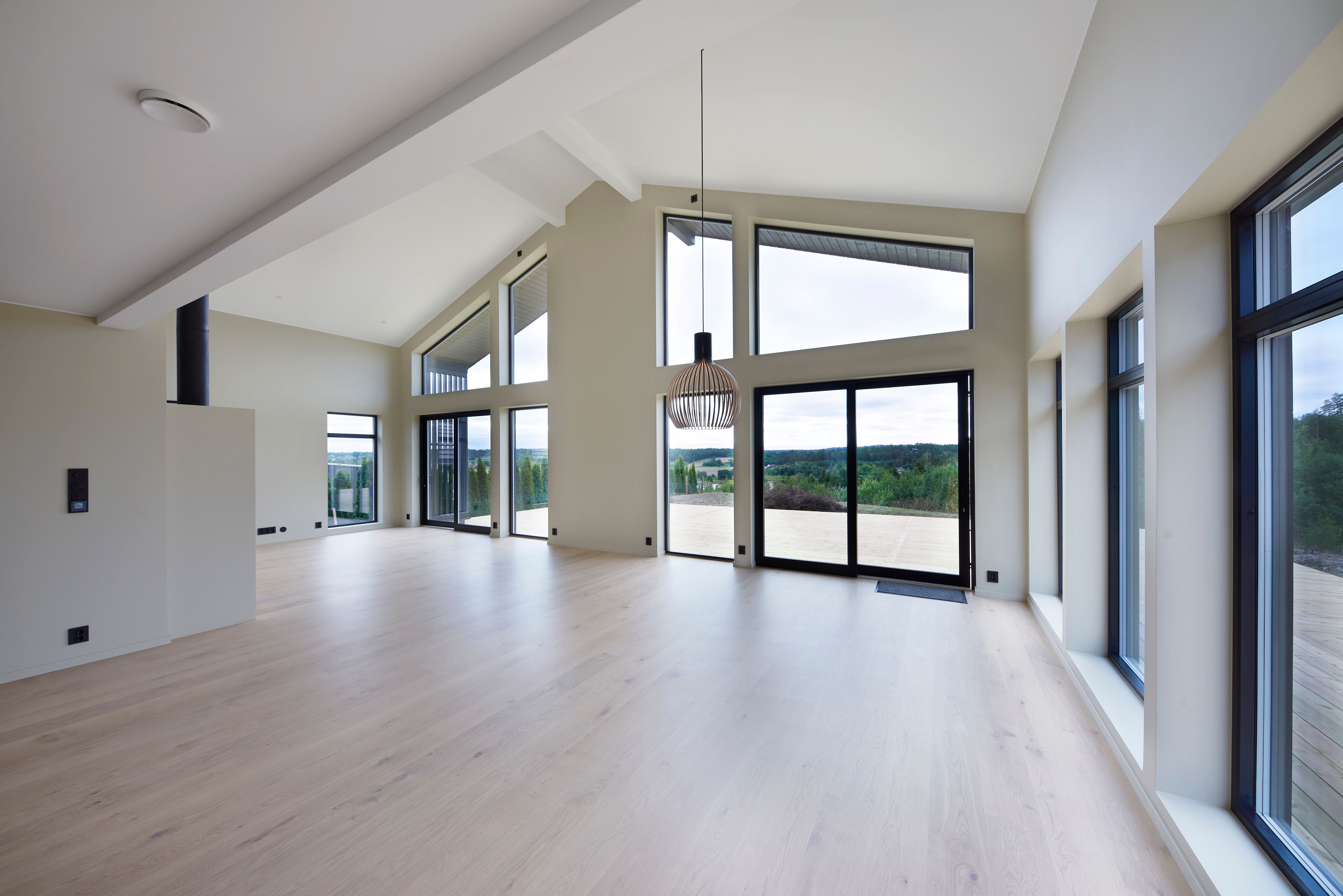 Foto av stue med utgang til terrasse, i enebolig bygget av OBOS Block Watne Eneboliger, i Manstad, Fredrikstad