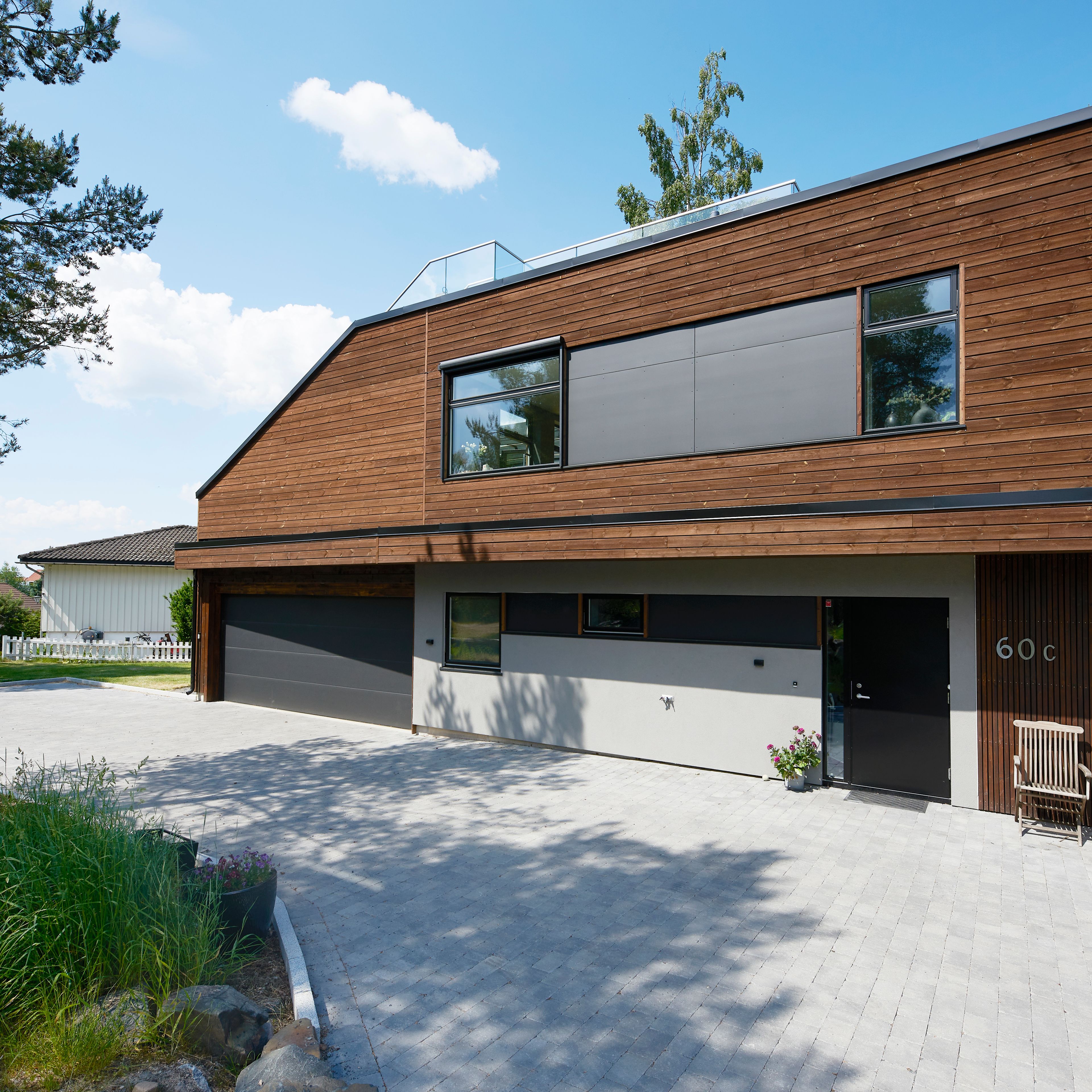 Foto av fasade og inngang til enebolig bygget av OBOS Block Watne Eneboliger på Stovner i Oslo