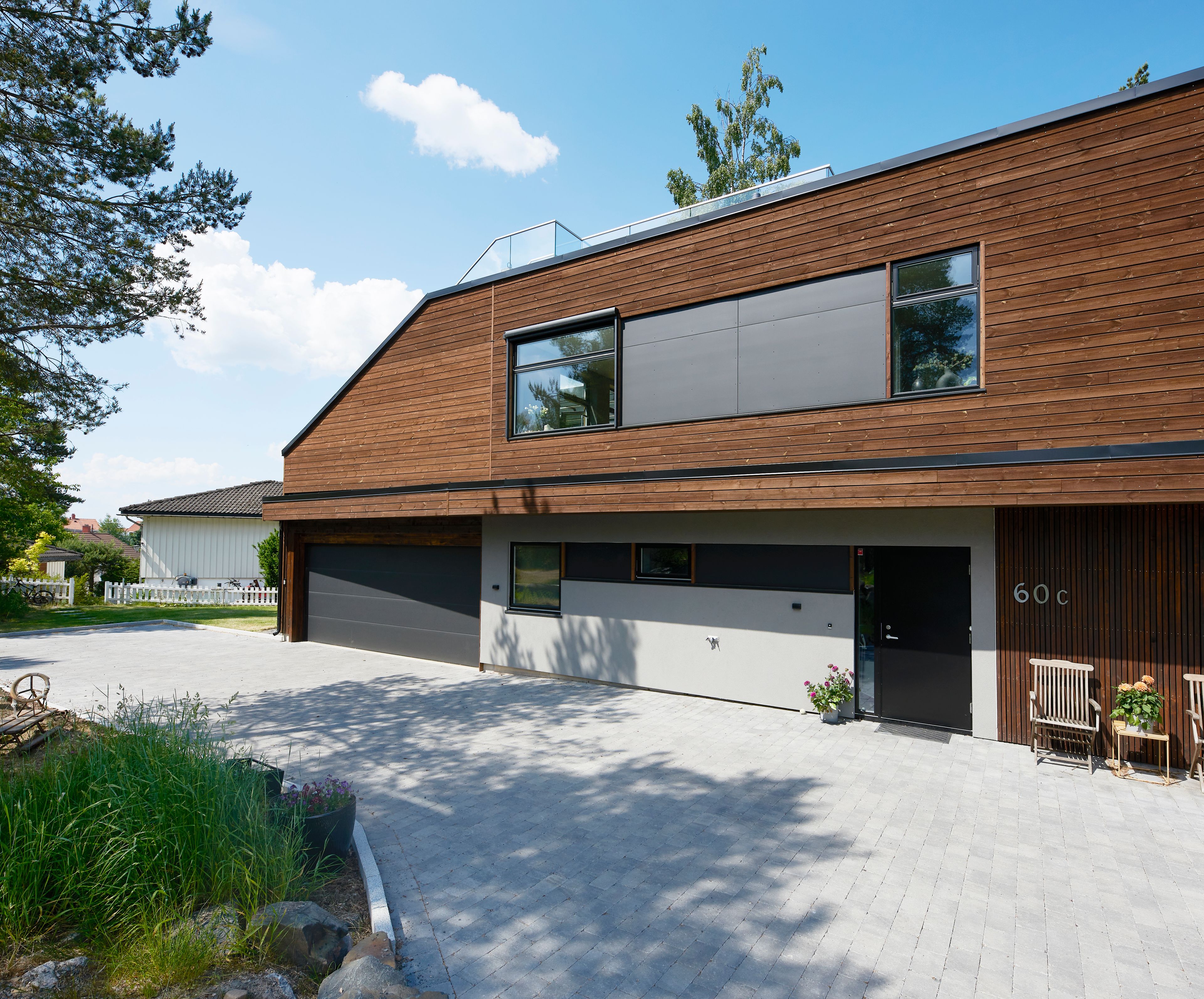 Foto av fasade og inngang til enebolig bygget av OBOS Block Watne Eneboliger på Stovner i Oslo