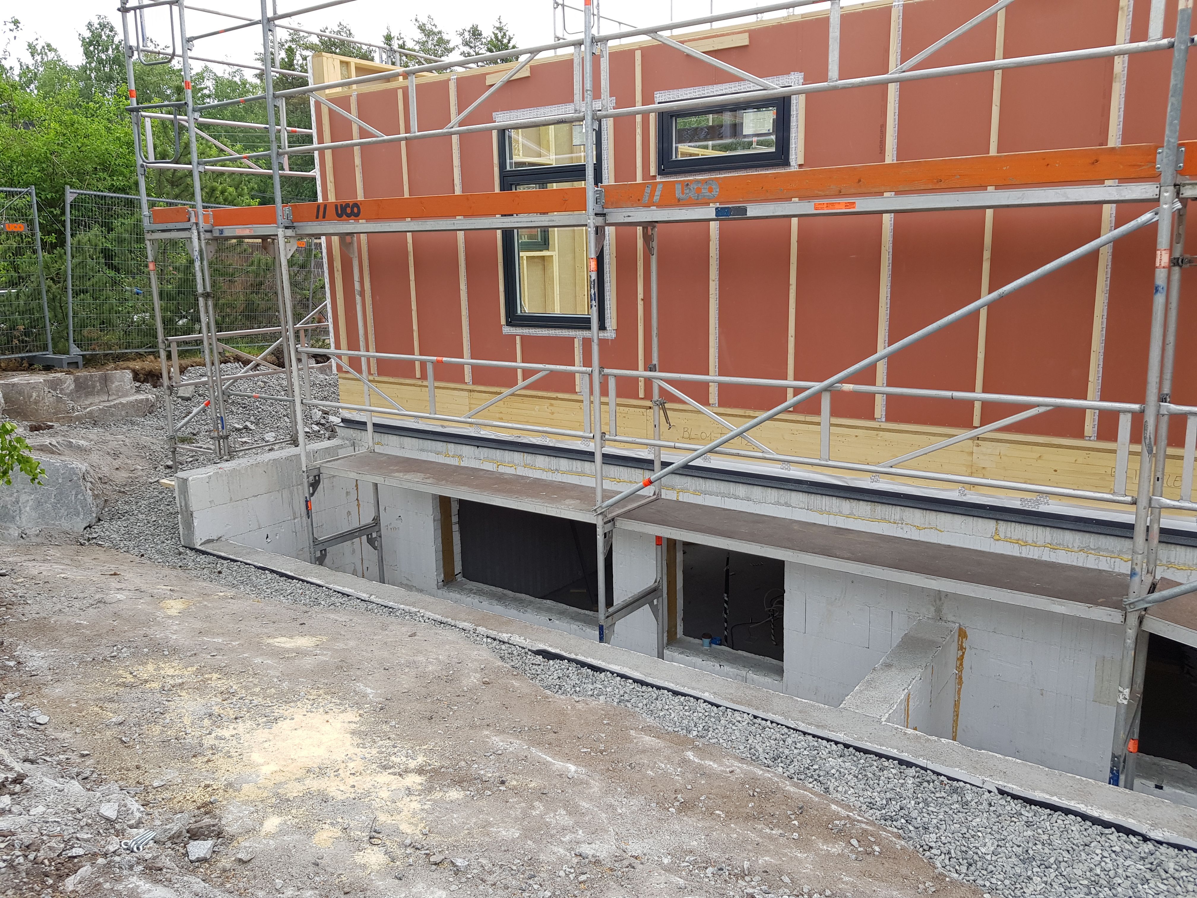Foto av grunnmur og kjeller med stillas på Sofiemyr i Nordre Follo
