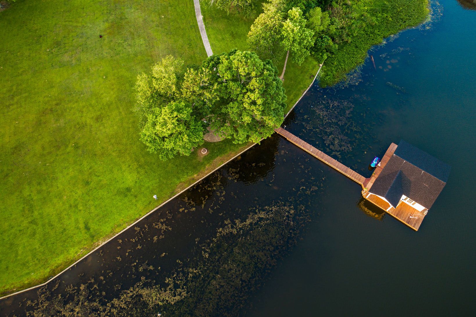 En tomt er mer enn bare et område der du skal bygge ditt nye hus. Det handler om utsikten du skal våkne opp til hver morgen, og sollyset du får inn i stuen.