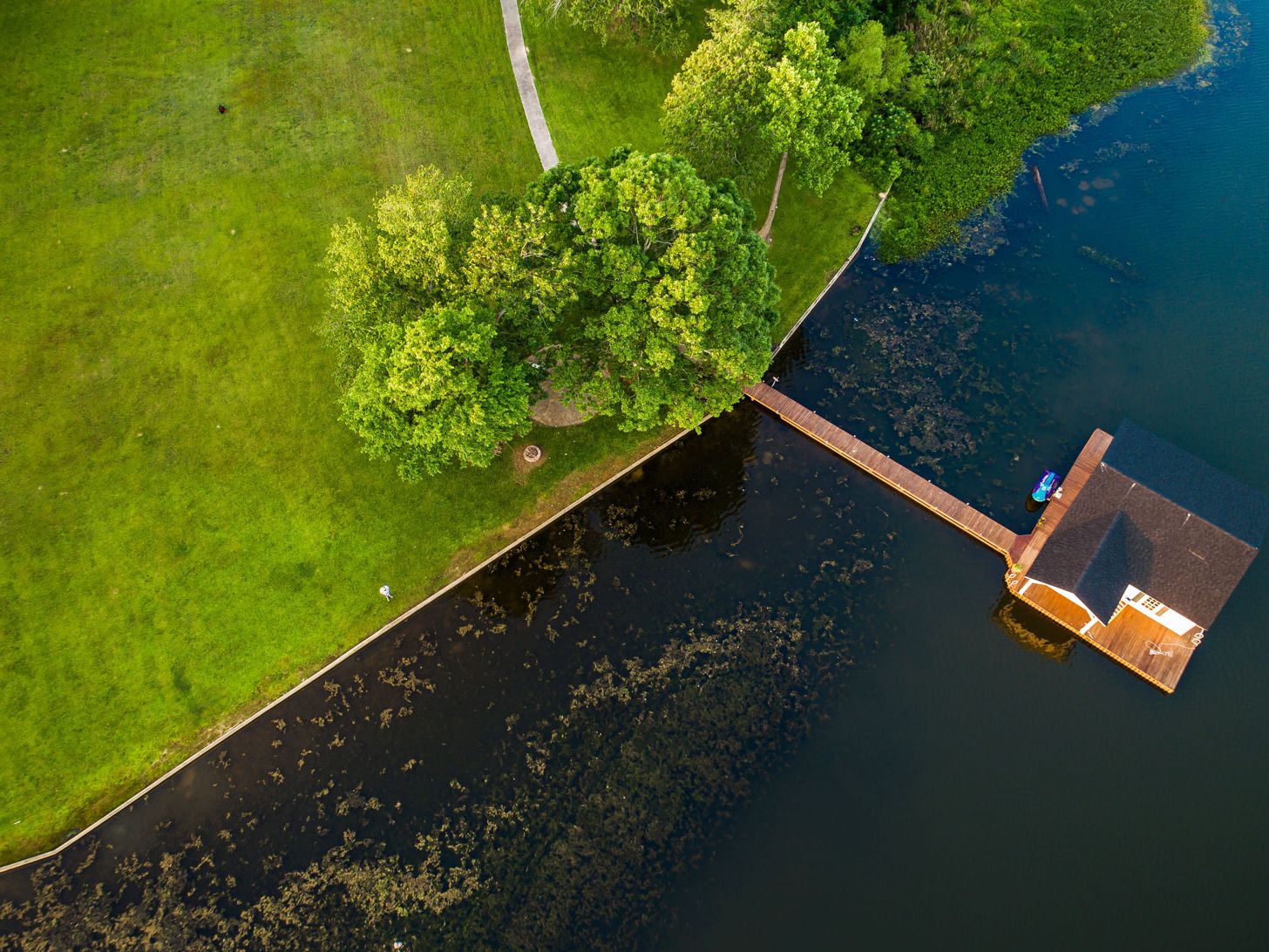 En tomt er mer enn bare et område der du skal bygge ditt nye hus. Det handler om utsikten du skal våkne opp til hver morgen, og sollyset du får inn i stuen.