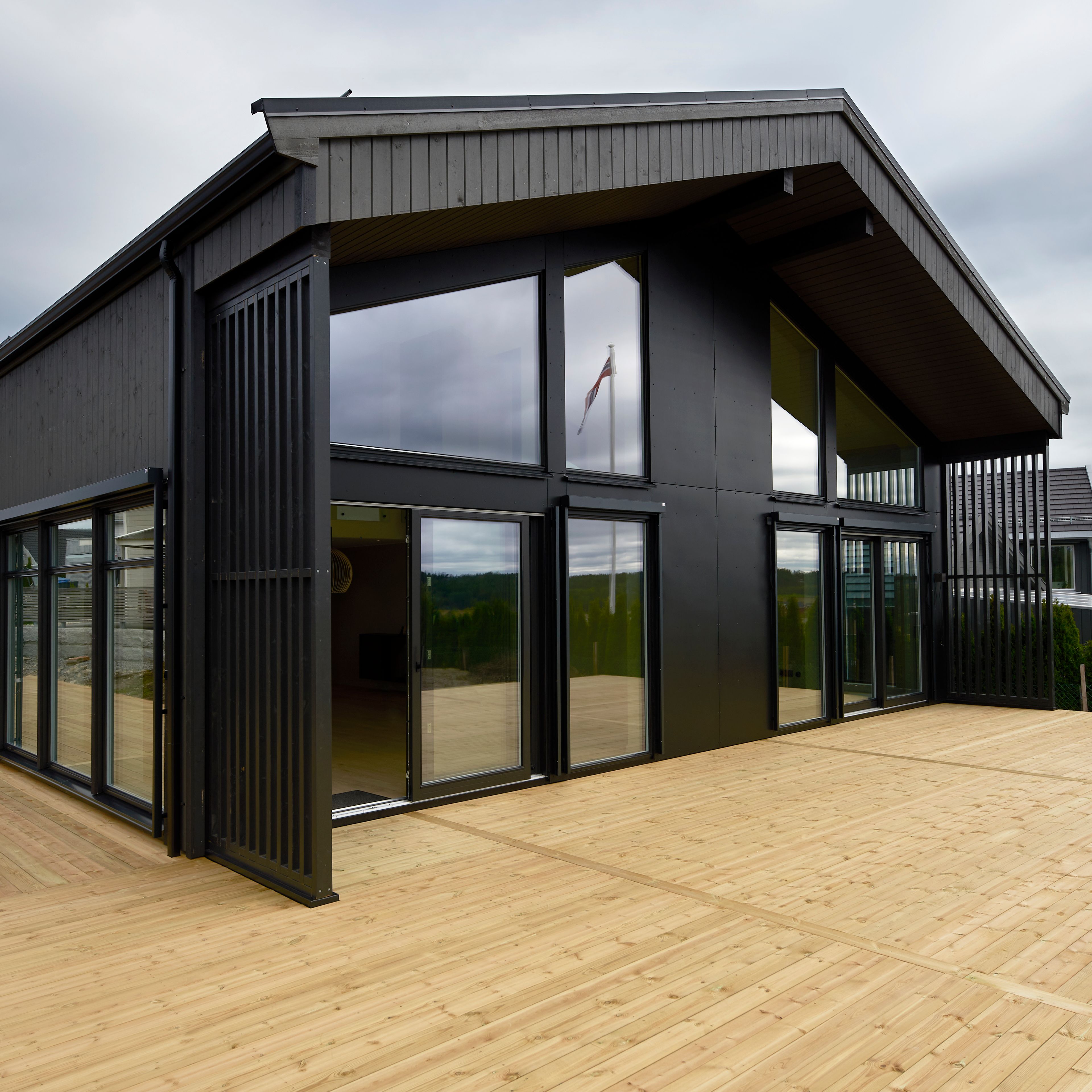 Foto av fasade på enebolig bygget av OBOS Block Watne Eneboliger, i Manstad, Fredrikstad