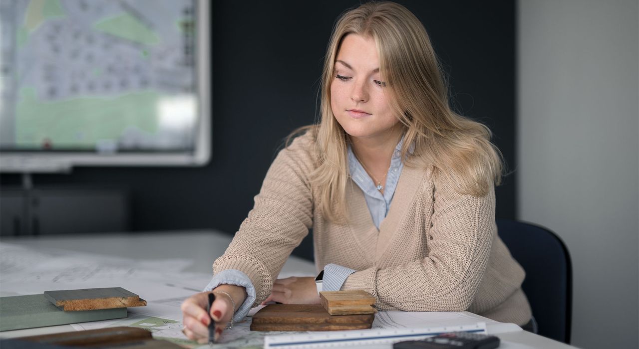 OBOS Block Watne Fluks-arkitekt tegner skisser.