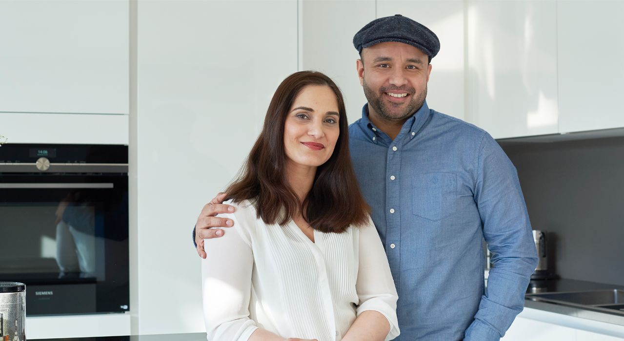 Jaspreet og Teejay Srai poserer på kjøkkenet.