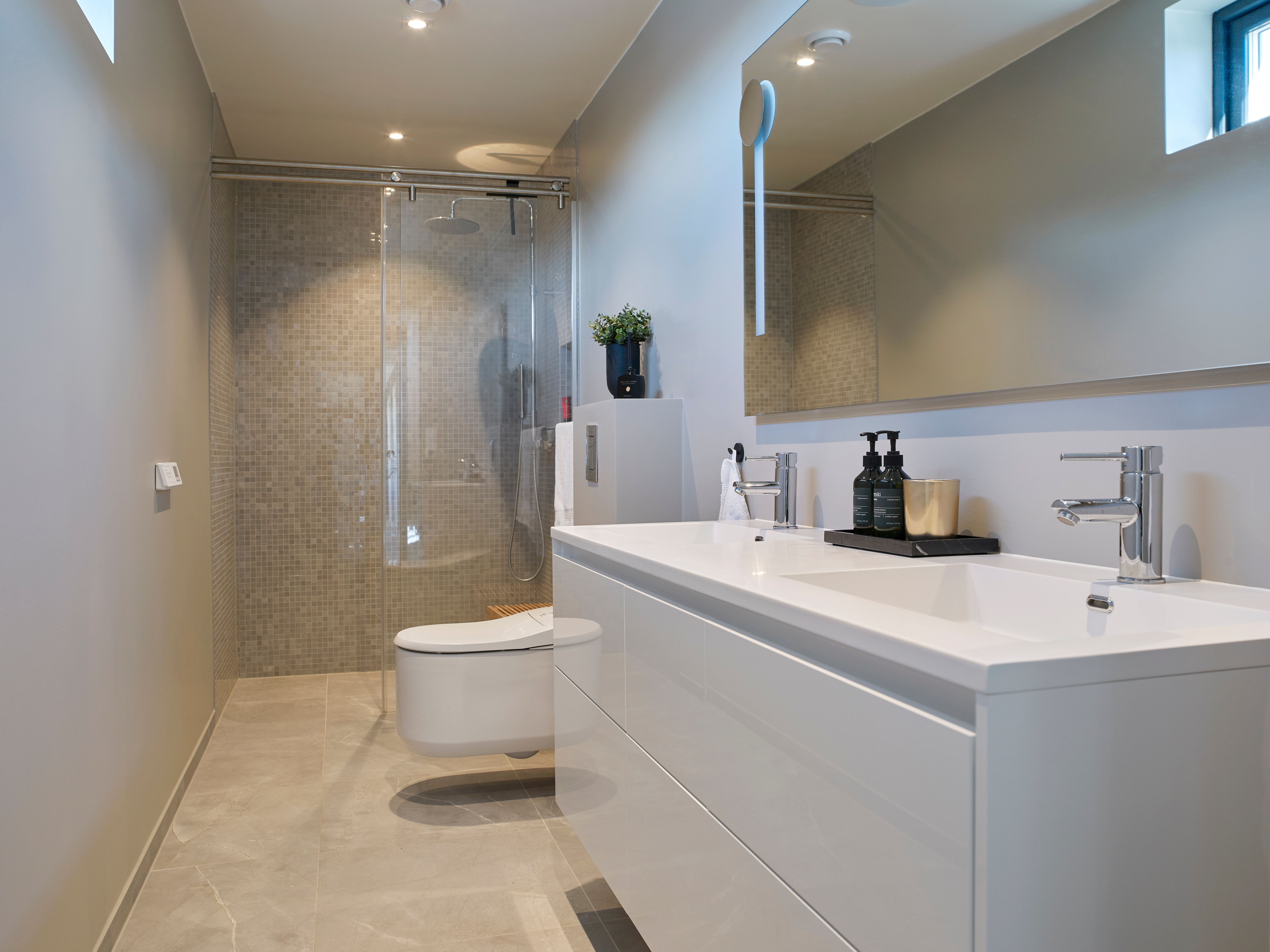 Foto av hovedbad tilhørende foreldrene i enebolig på Sofiemyr i Nordre Follo