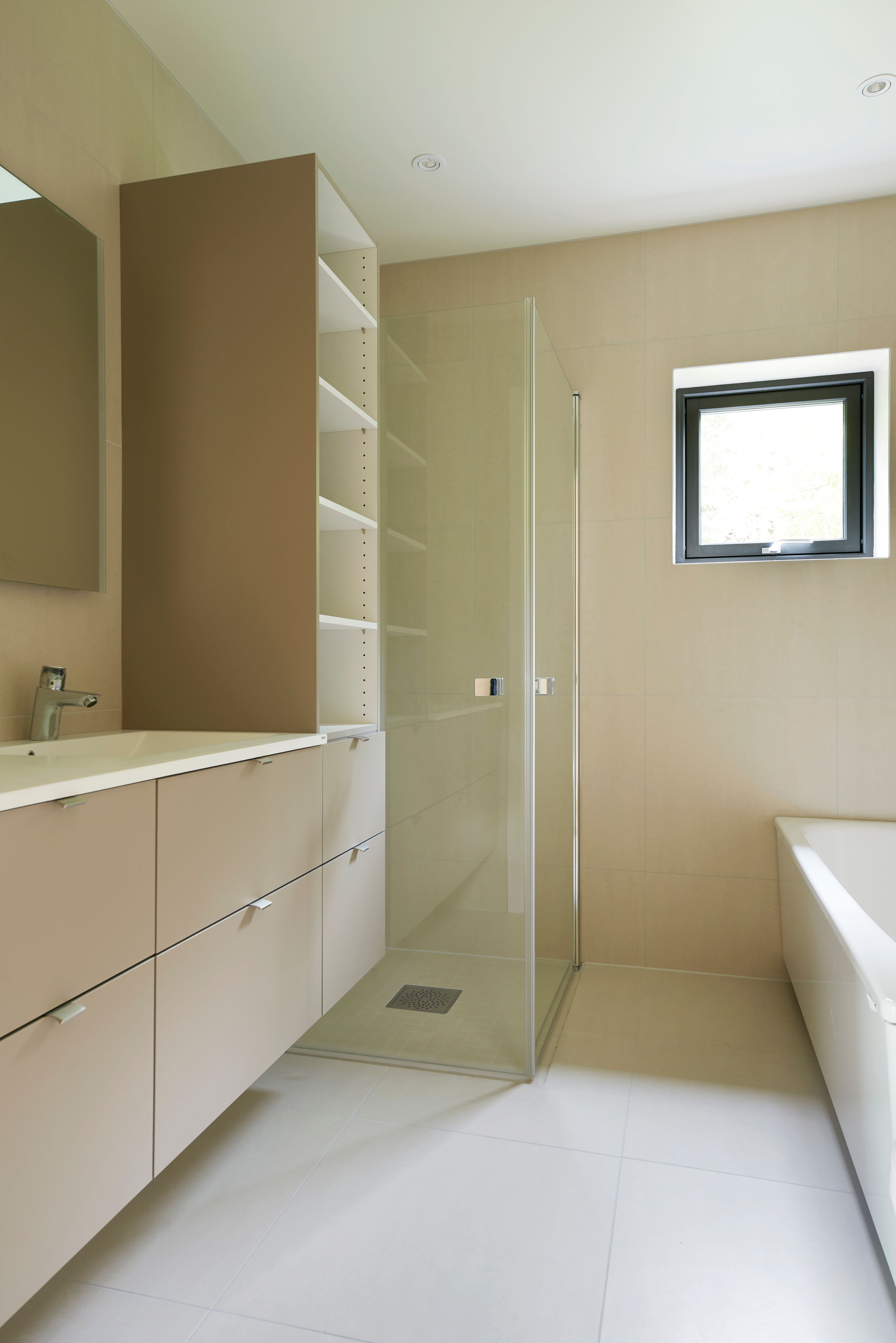 Foto av bad 1 med dusj og badekar, i enebolig bygget av OBOS Block Watne Eneboliger i Heggedal i Asker