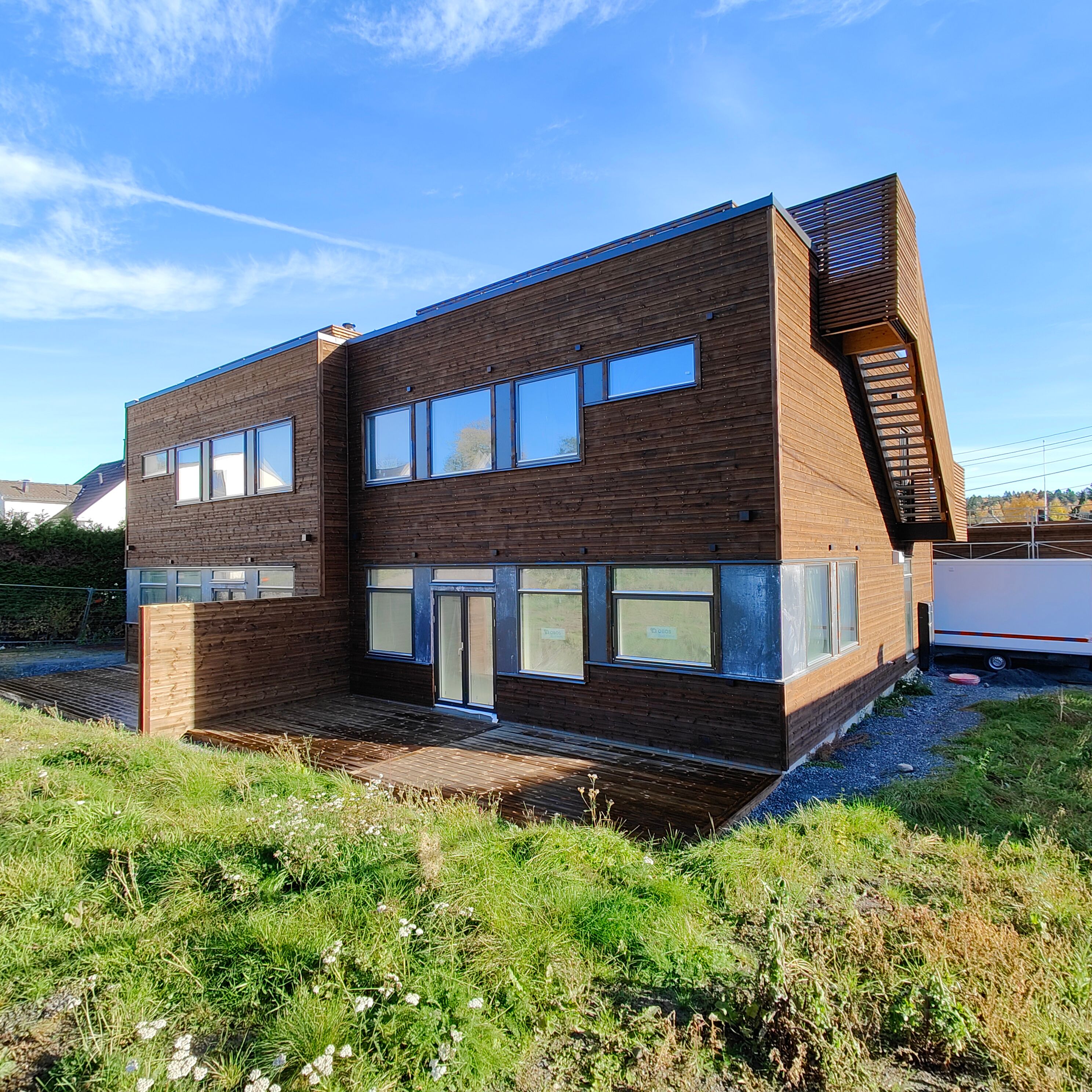 Foto av fasade på tomannsbolig bygget av OBOS Block Watne Eneboliger på Østensjø i Oslo