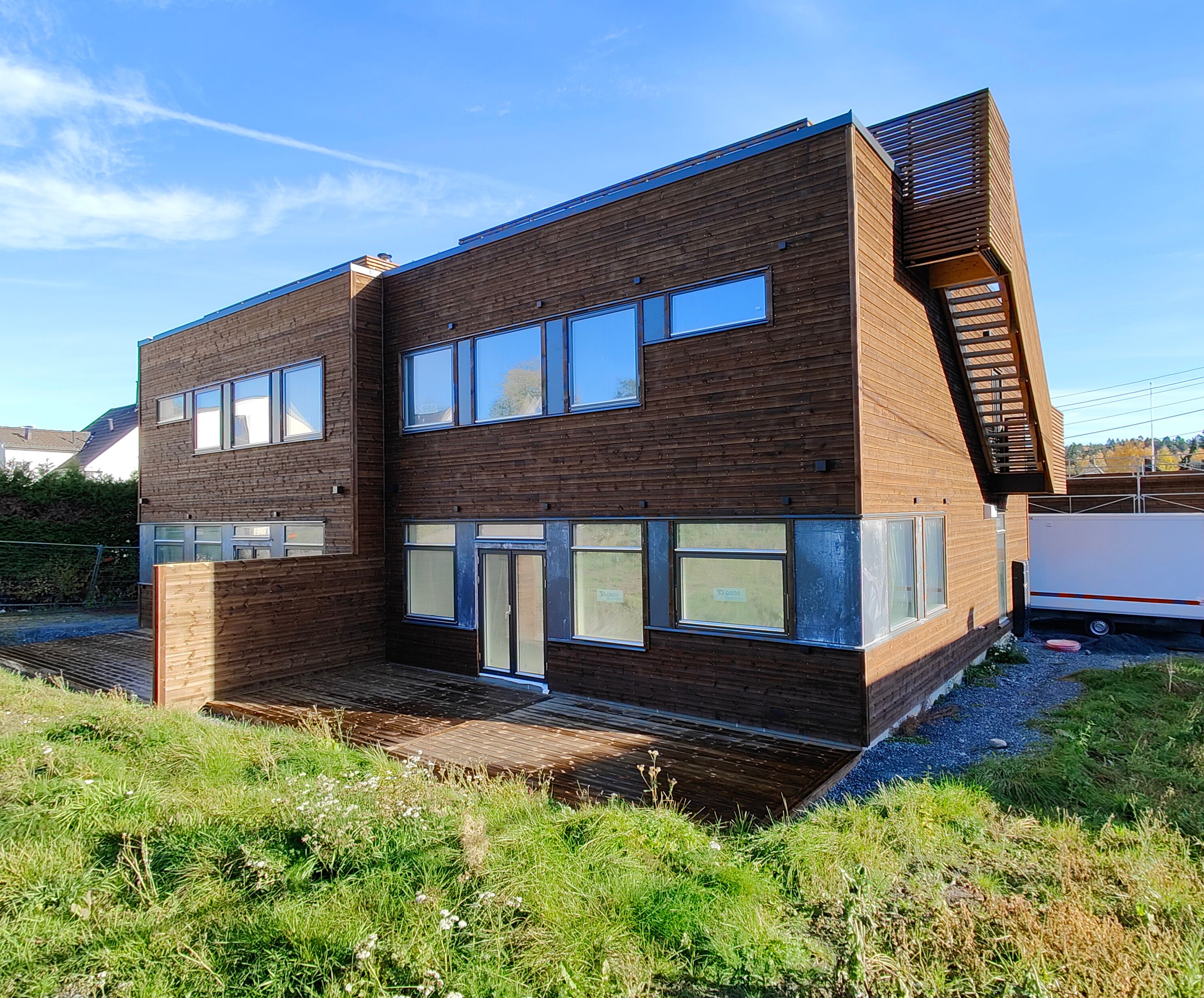 Foto av fasade på tomannsbolig bygget av OBOS Block Watne Eneboliger på Østensjø i Oslo